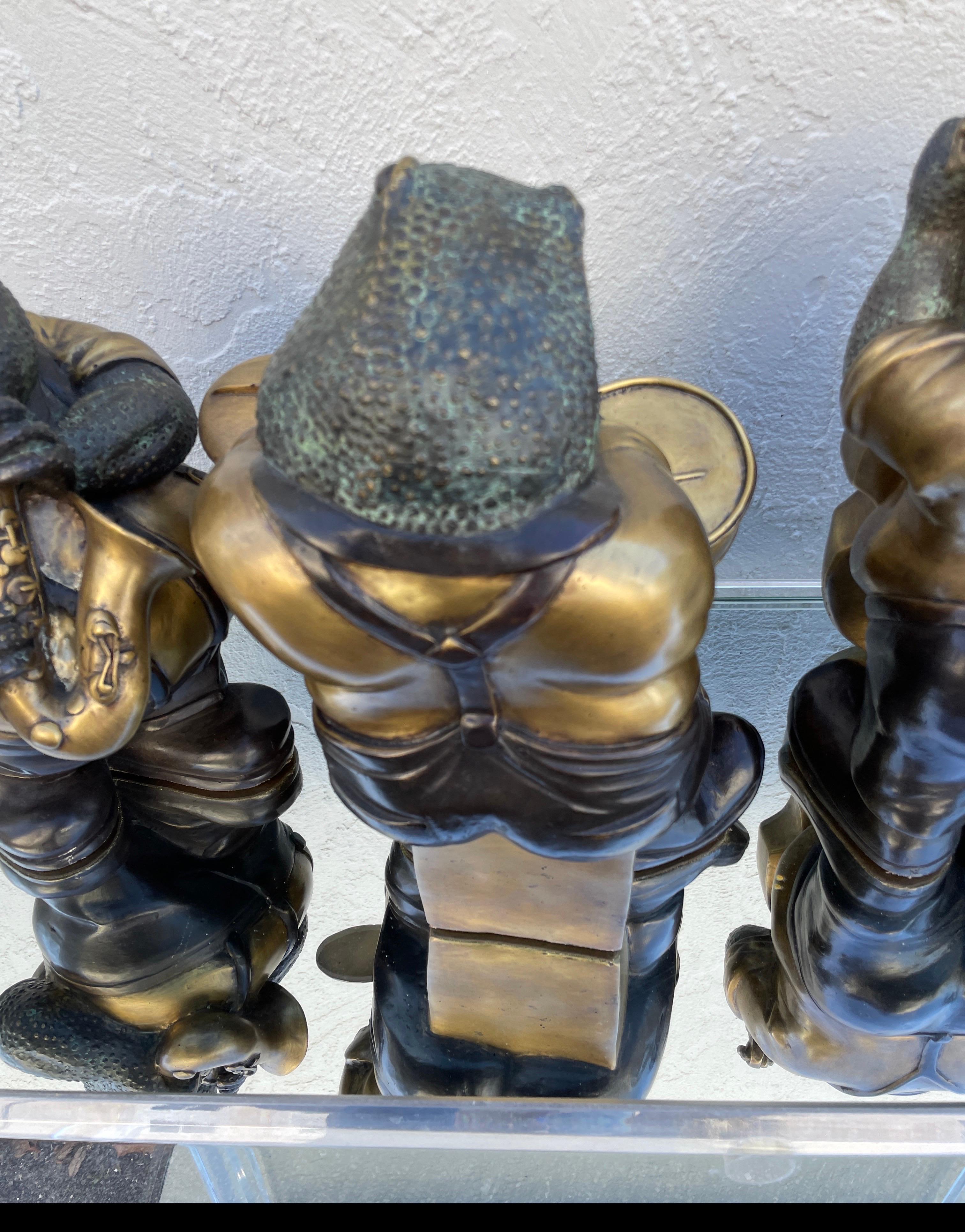 Stravagante set di quattro rane musicanti in bronzo in vendita 7