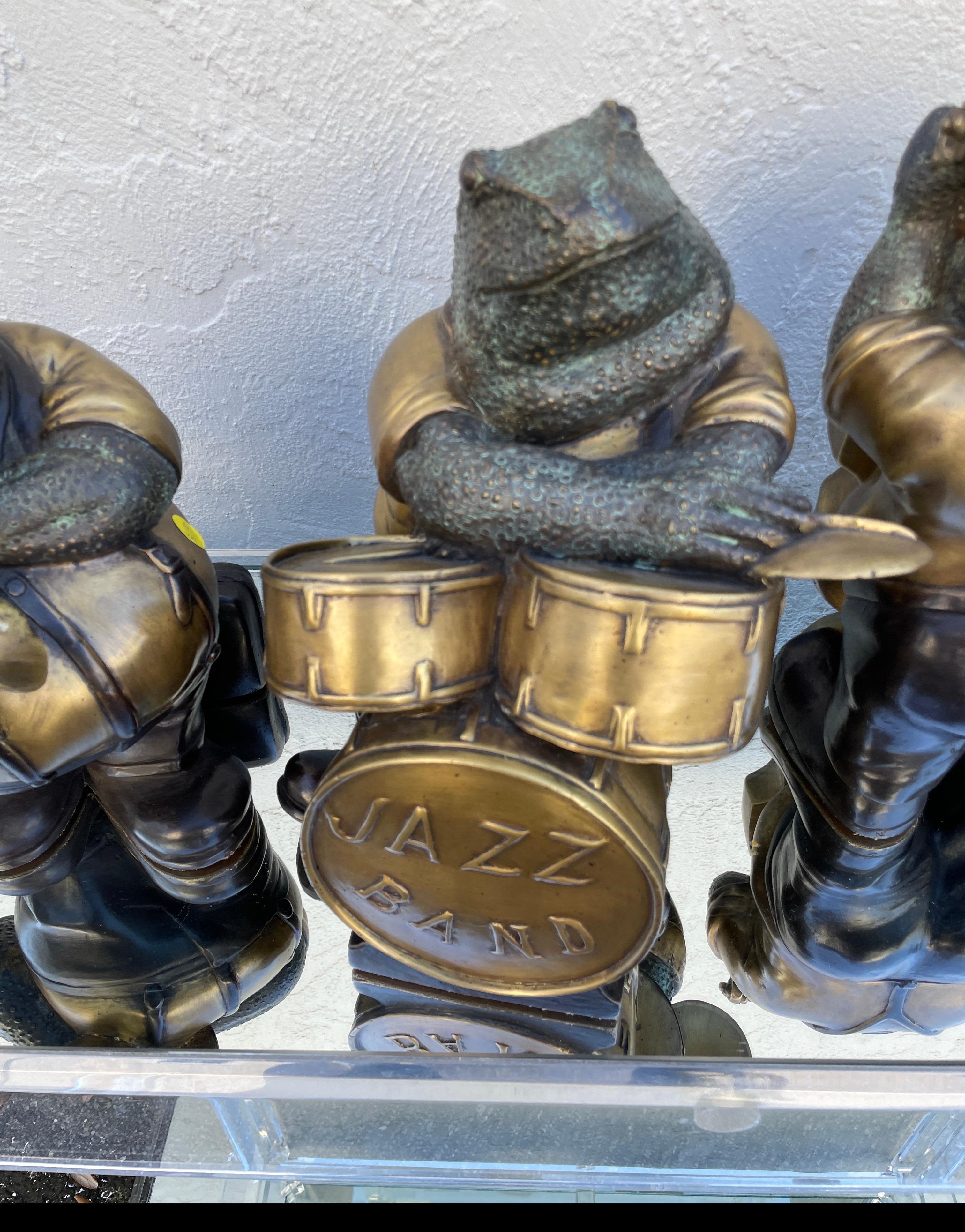Stravagante set di quattro rane musicanti in bronzo in vendita 8