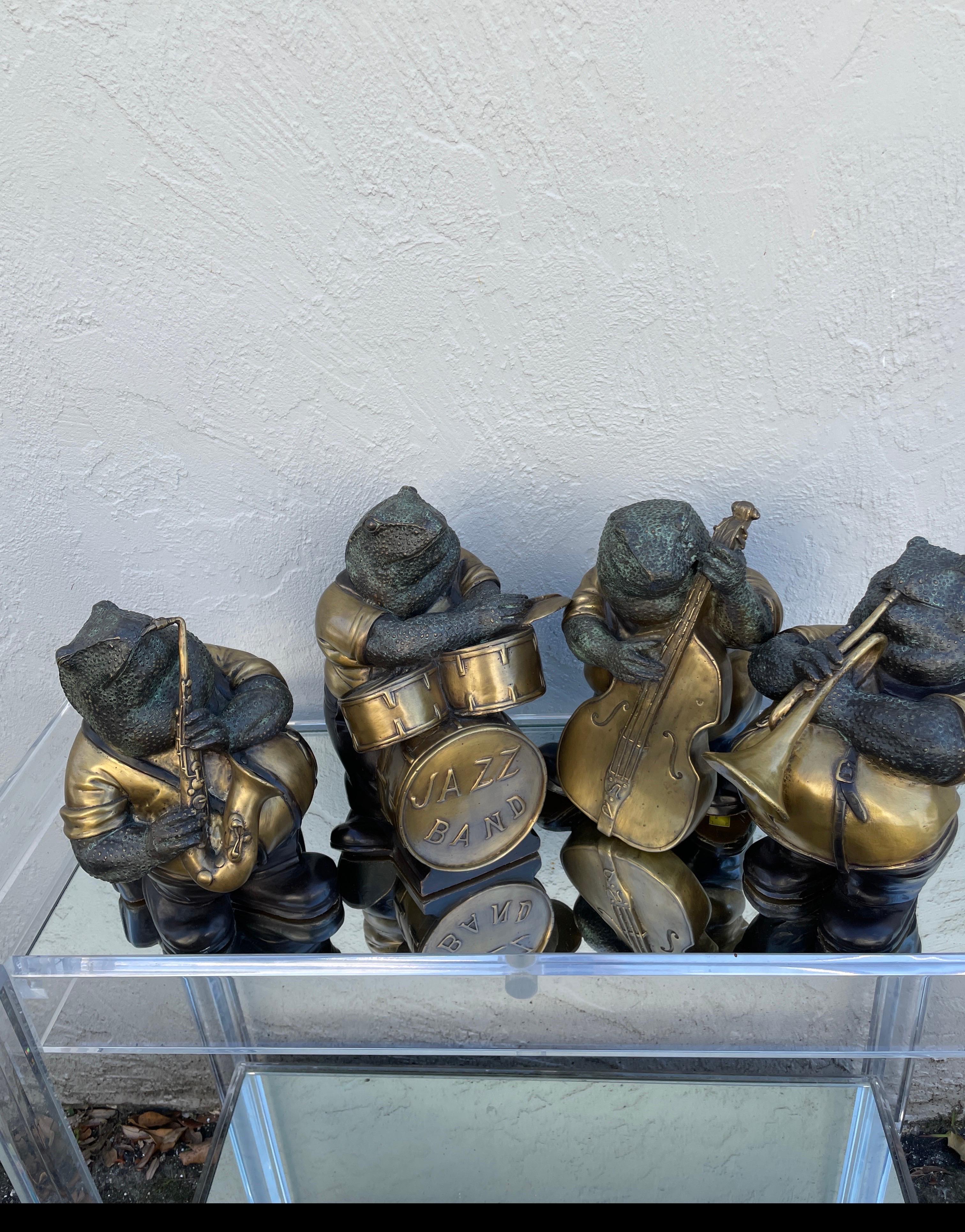 Stravagante set di quattro rane musicanti in bronzo in vendita 9