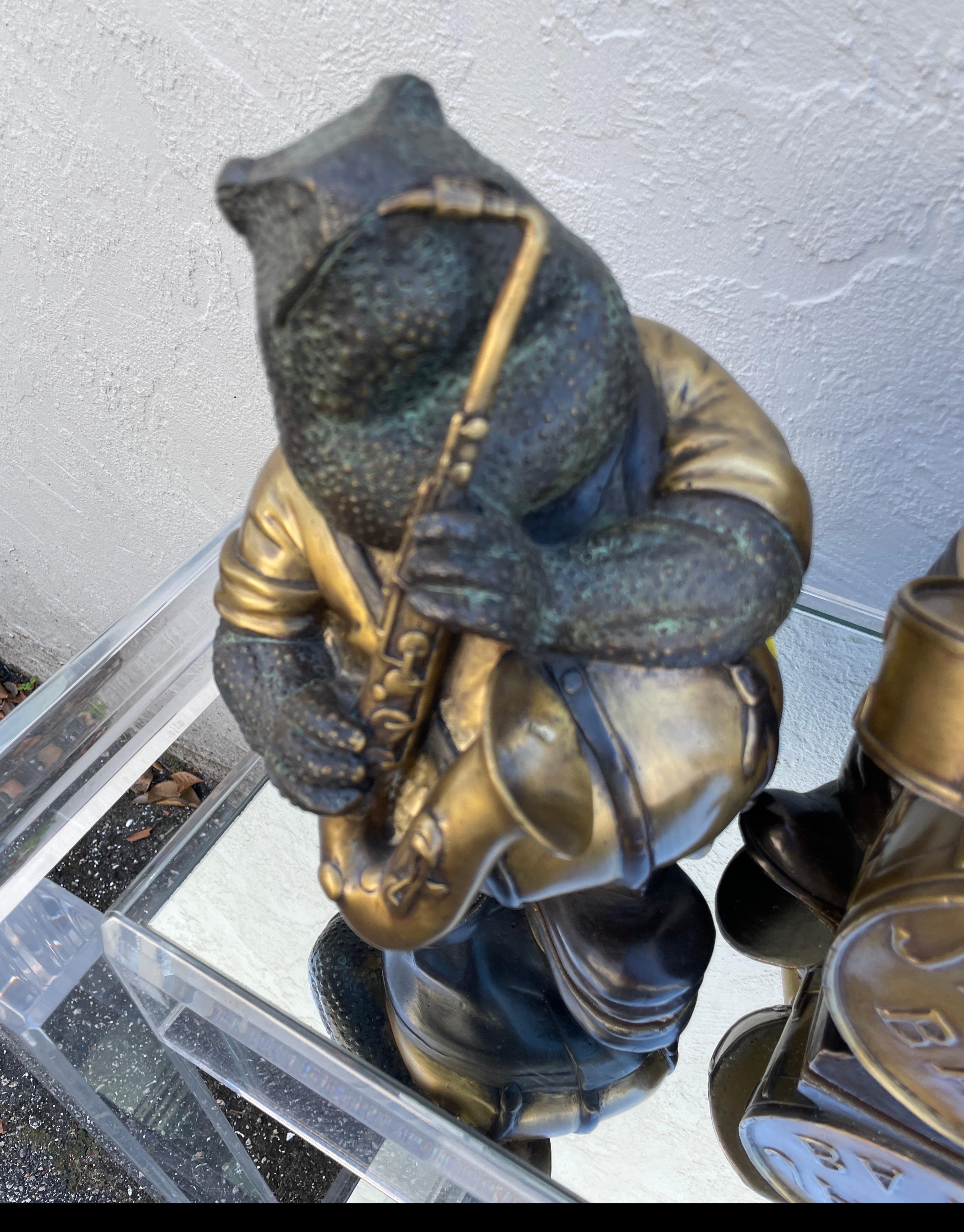 Stravagante set di quattro rane in bronzo che compongono una jazz band. Rifinito con una patina verdognola. Realizzato da Maitland Smith.
