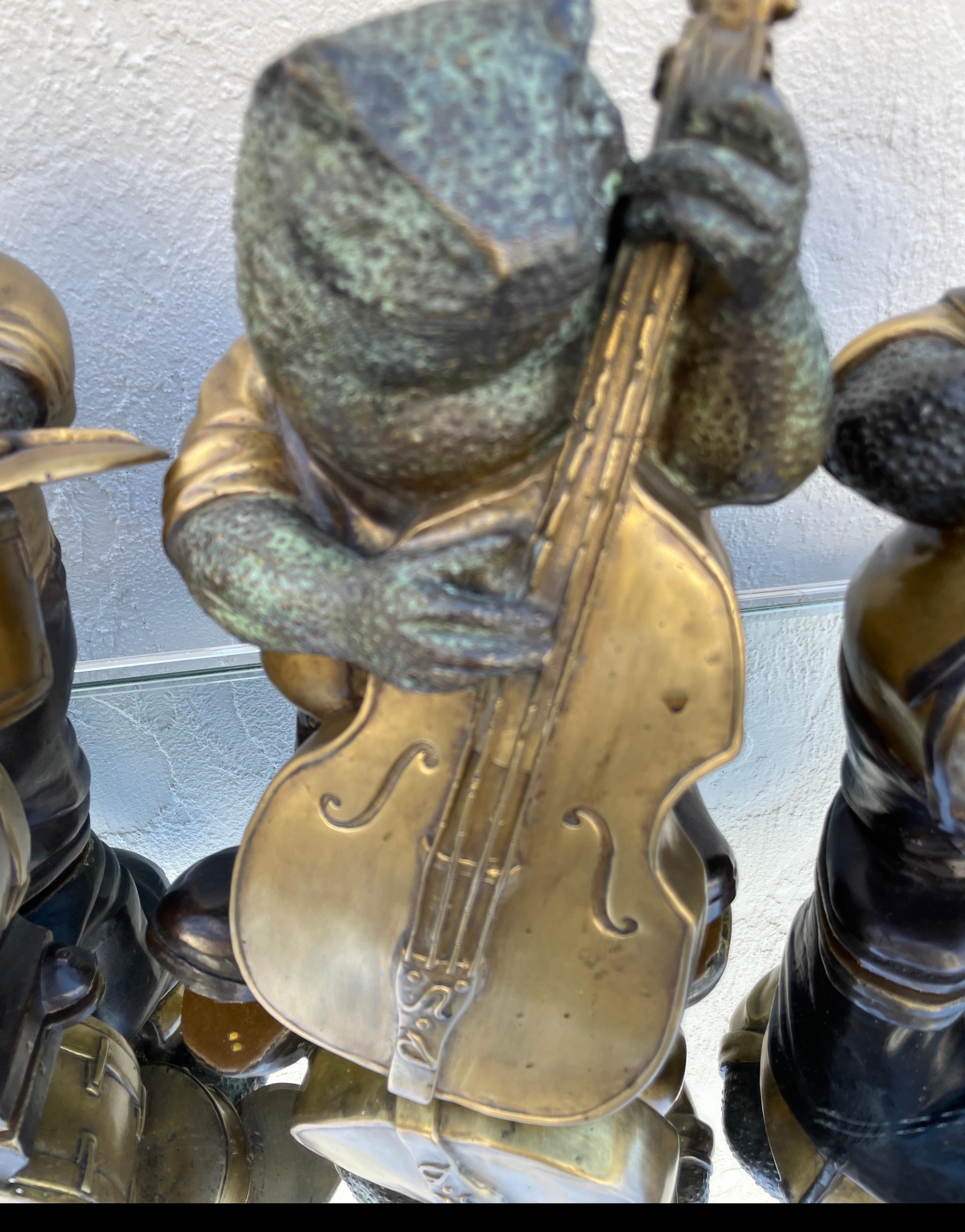 XX secolo Stravagante set di quattro rane musicanti in bronzo in vendita
