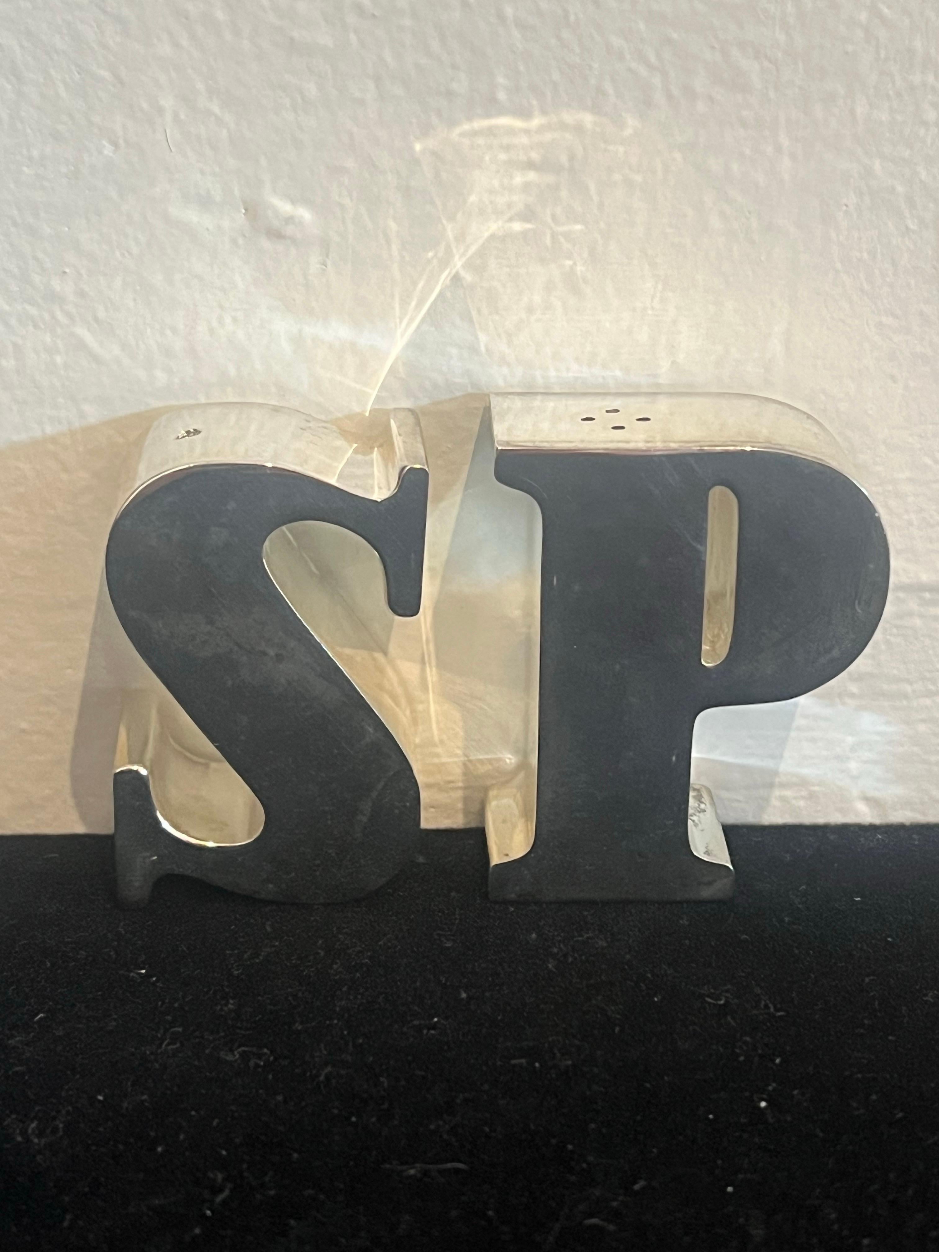 Stravagante coppia di saliere e pepiere mai usate, circa 1980, con scatola originale, dal design molto originale.