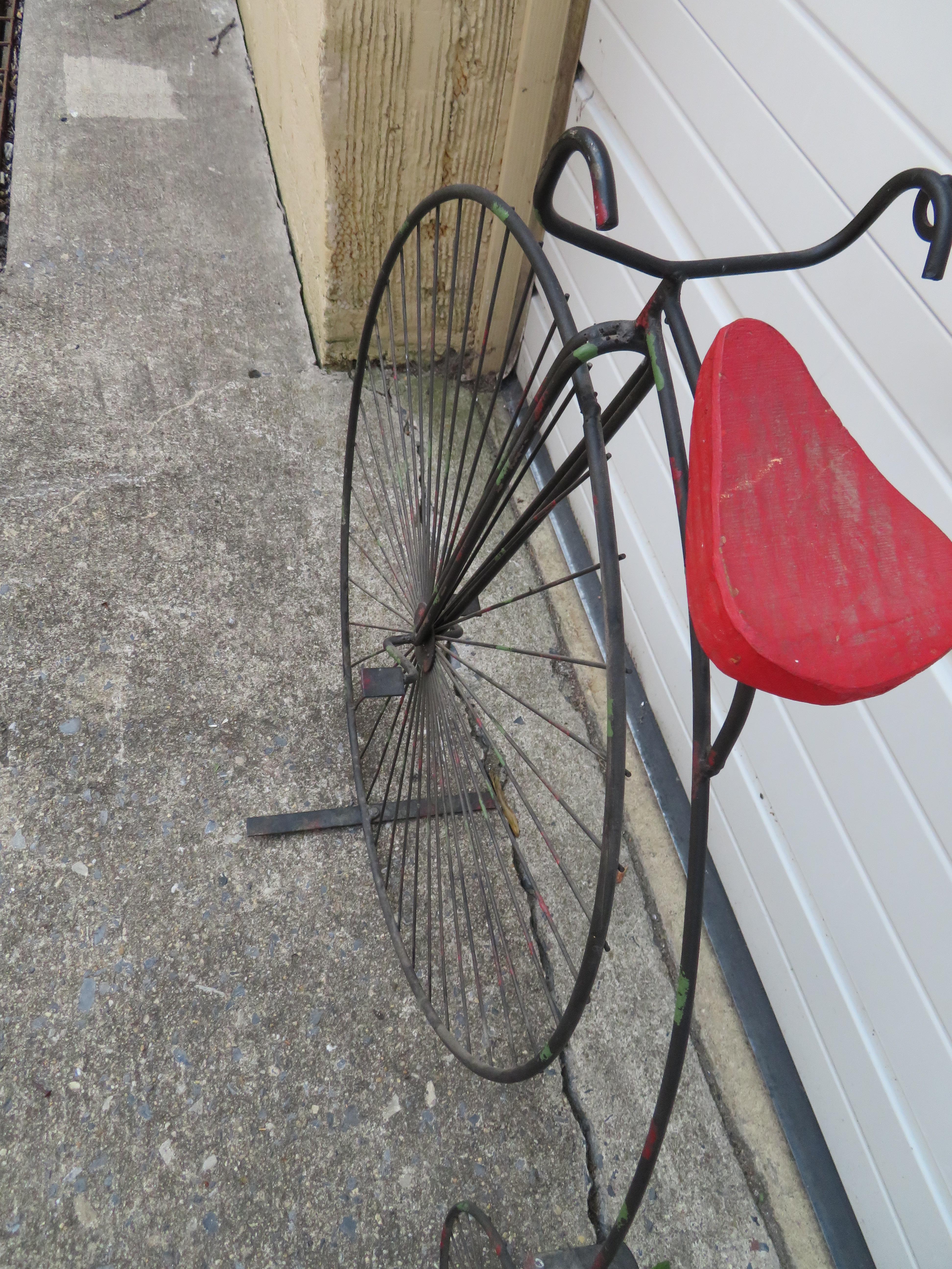 Mid-Century Modern Sculpture murale fantaisiste de table « Highwheeler » pour bicyclette signée Curtis Jere en vente