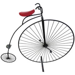 Caprichosa bicicleta Curtis Jere firmada Escultura de pared de sobremesa "Highwheeler