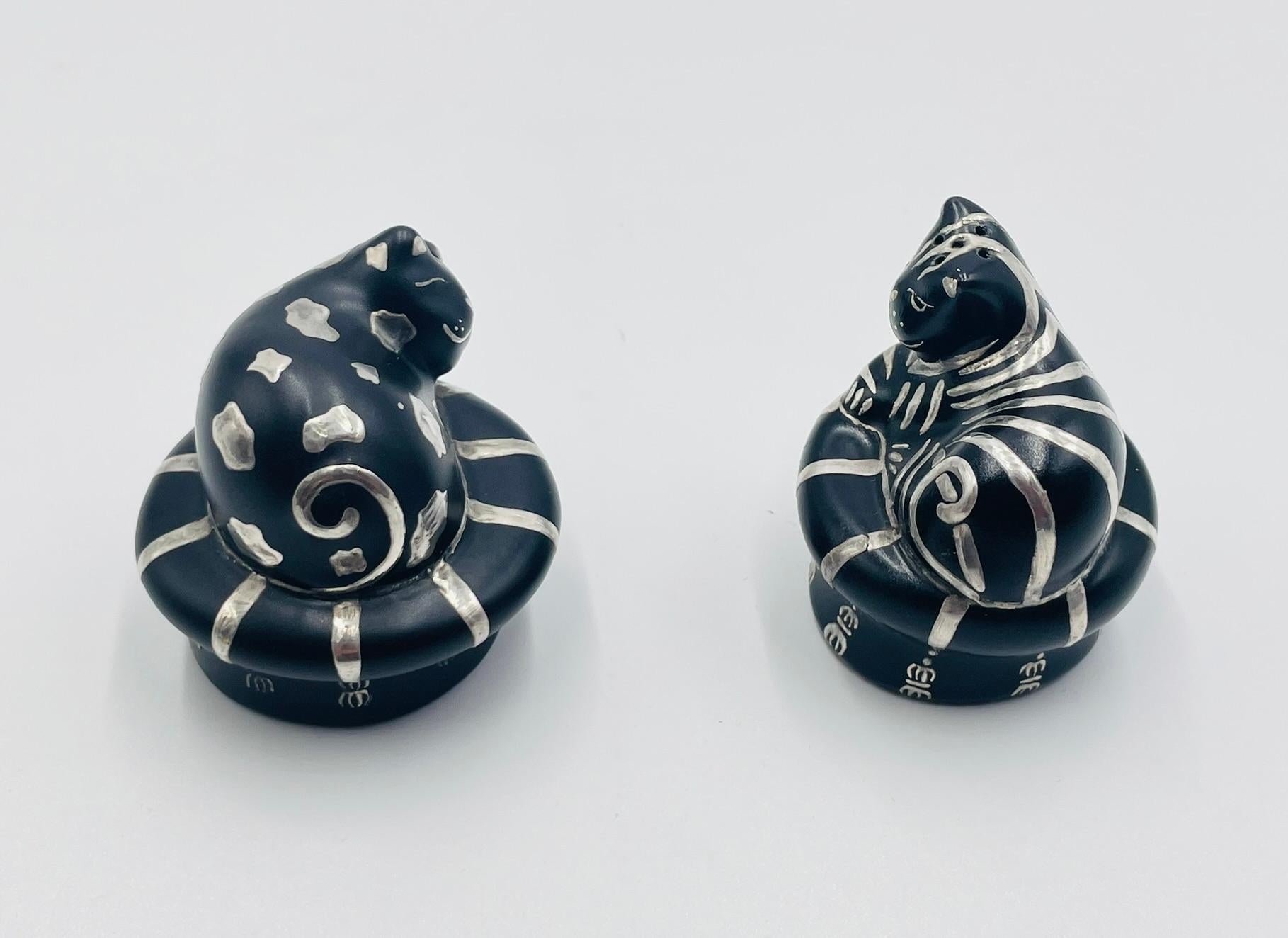 Whimsical Silver Inlaid Cat Salt & Pepper Shakers by Emilia Castillo, Mexico 96 In Good Condition For Sale In Los Angeles, CA