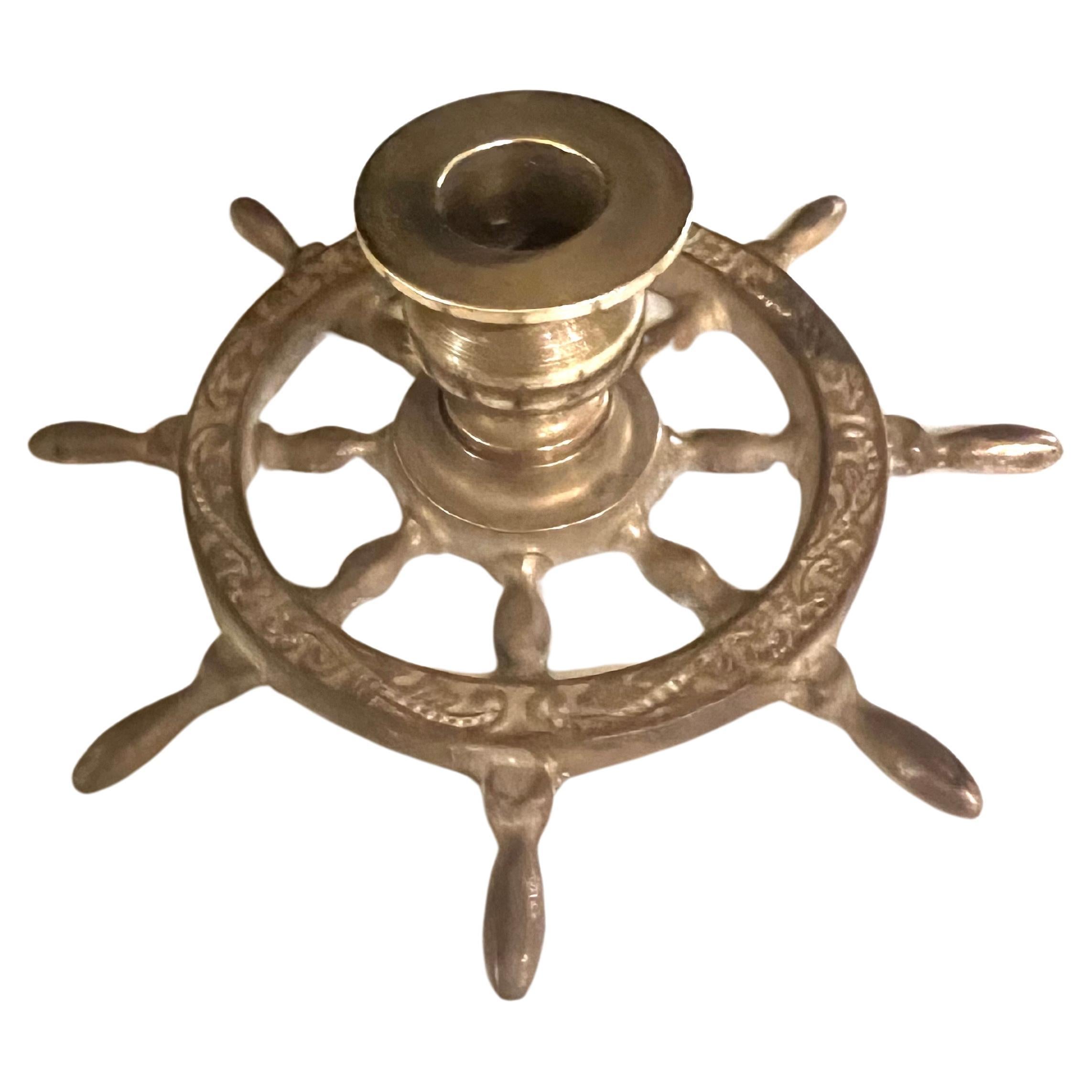 Stravagante coppia di ruote nautiche Stering in ottone massiccio, anni '70 circa, perfetti oggetti da scrivania, i posacenere ruotano, tutti in ottone massiccio lucidato con una bella patina.