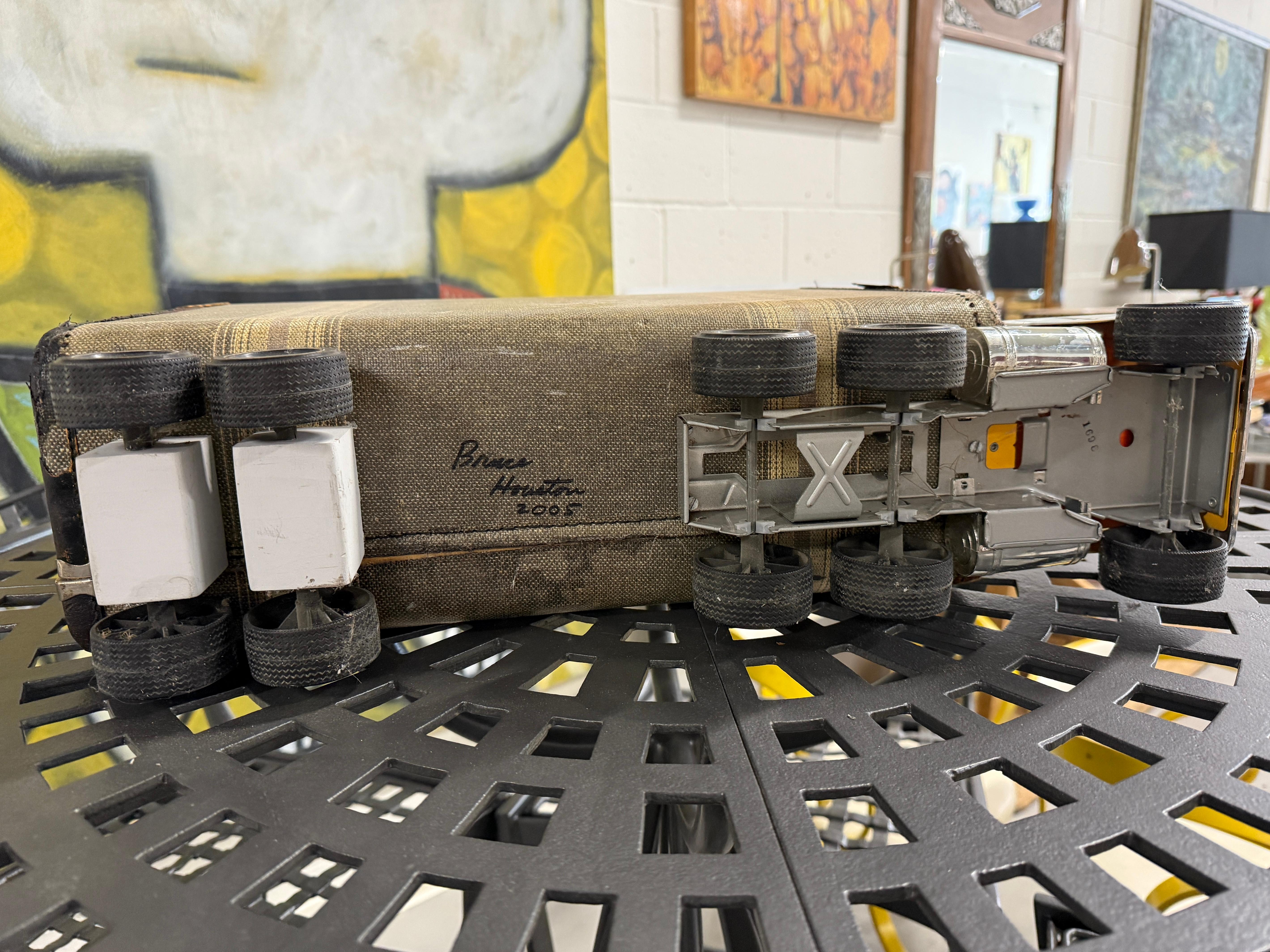 Camion fantaisiste Sculpture valise 2005 par Bruce Houston en vente 6