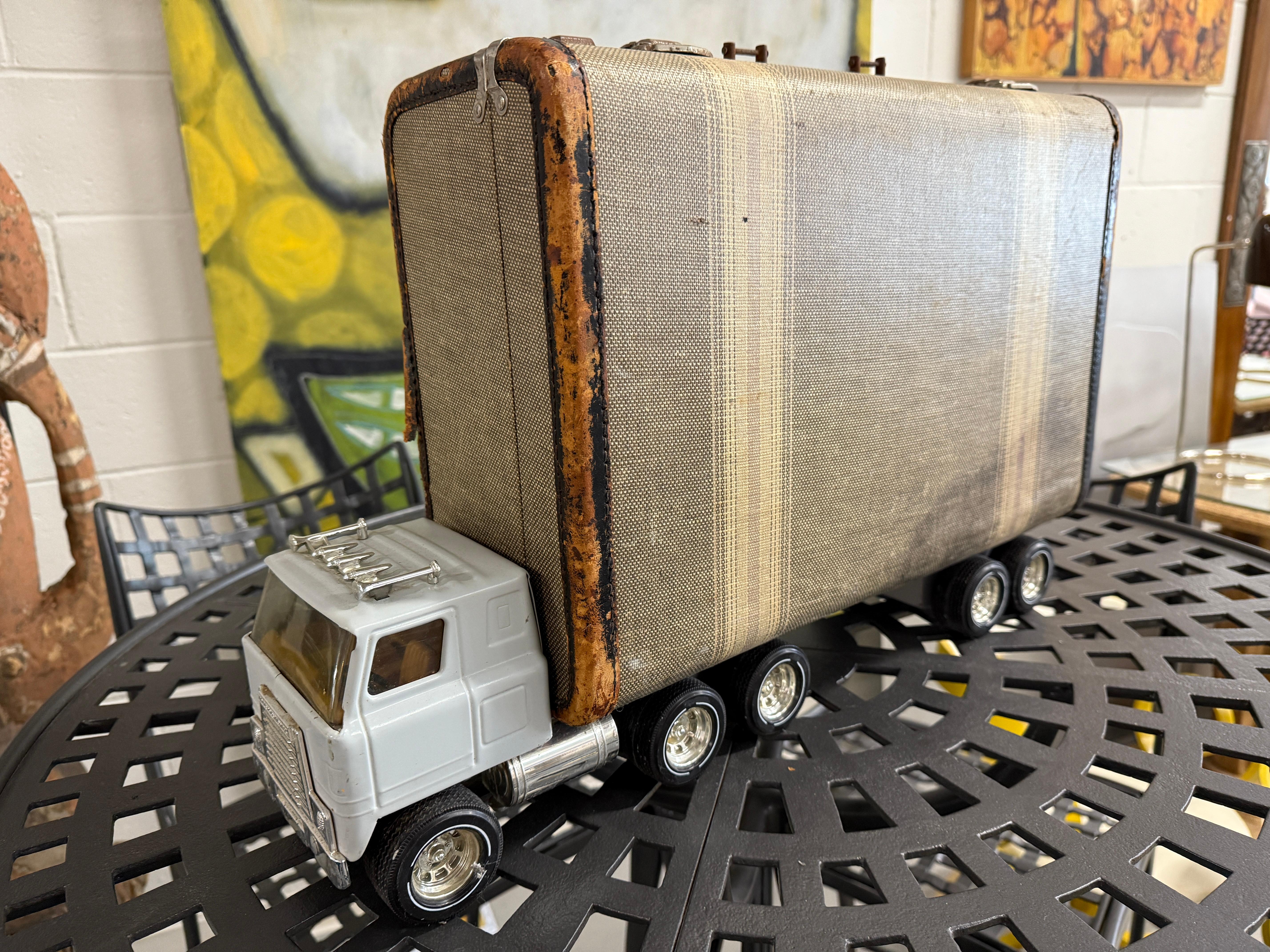 Camion fantaisiste Sculpture valise 2005 par Bruce Houston en vente 10