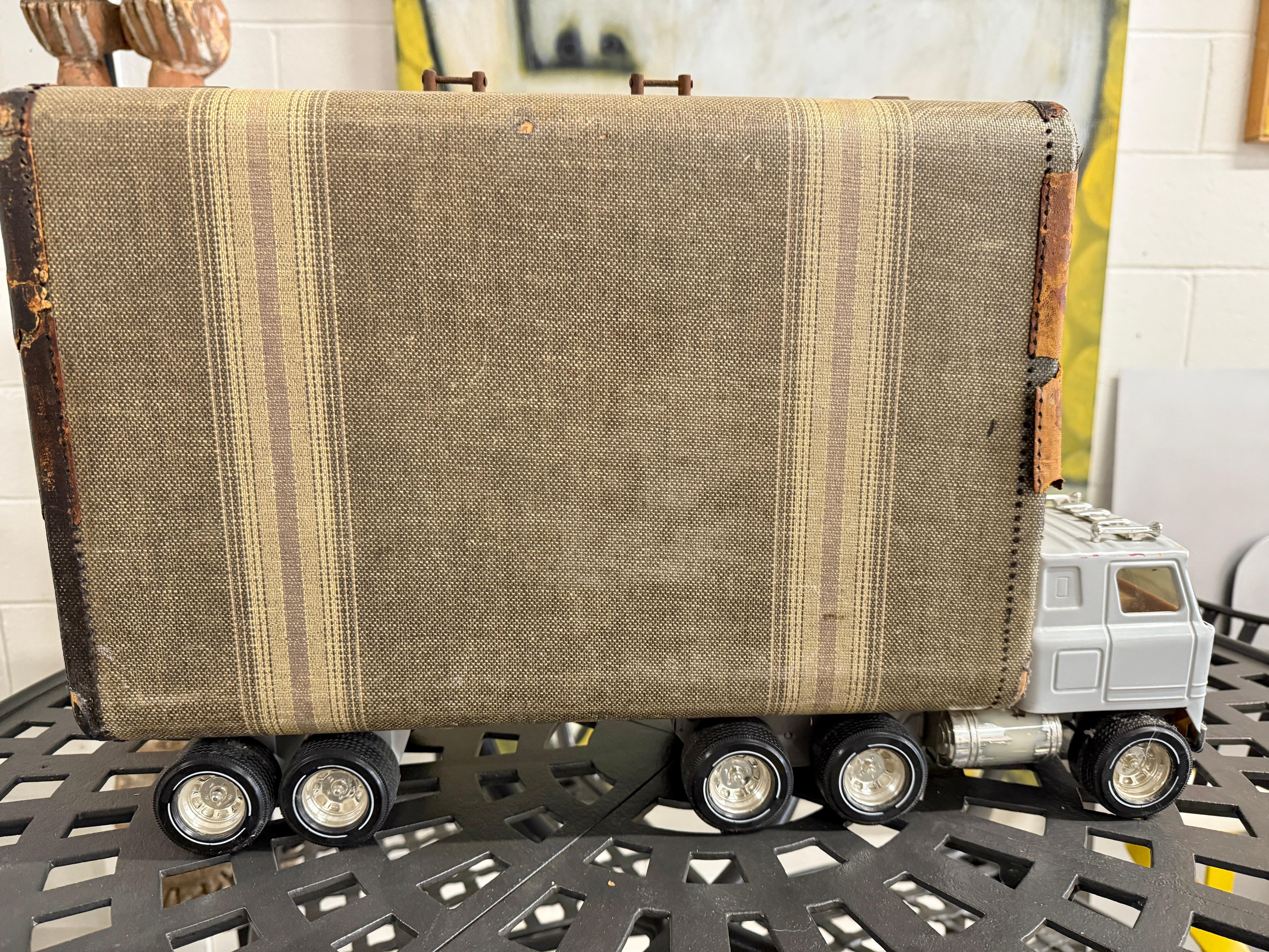 Camion fantaisiste Sculpture valise 2005 par Bruce Houston en vente 11