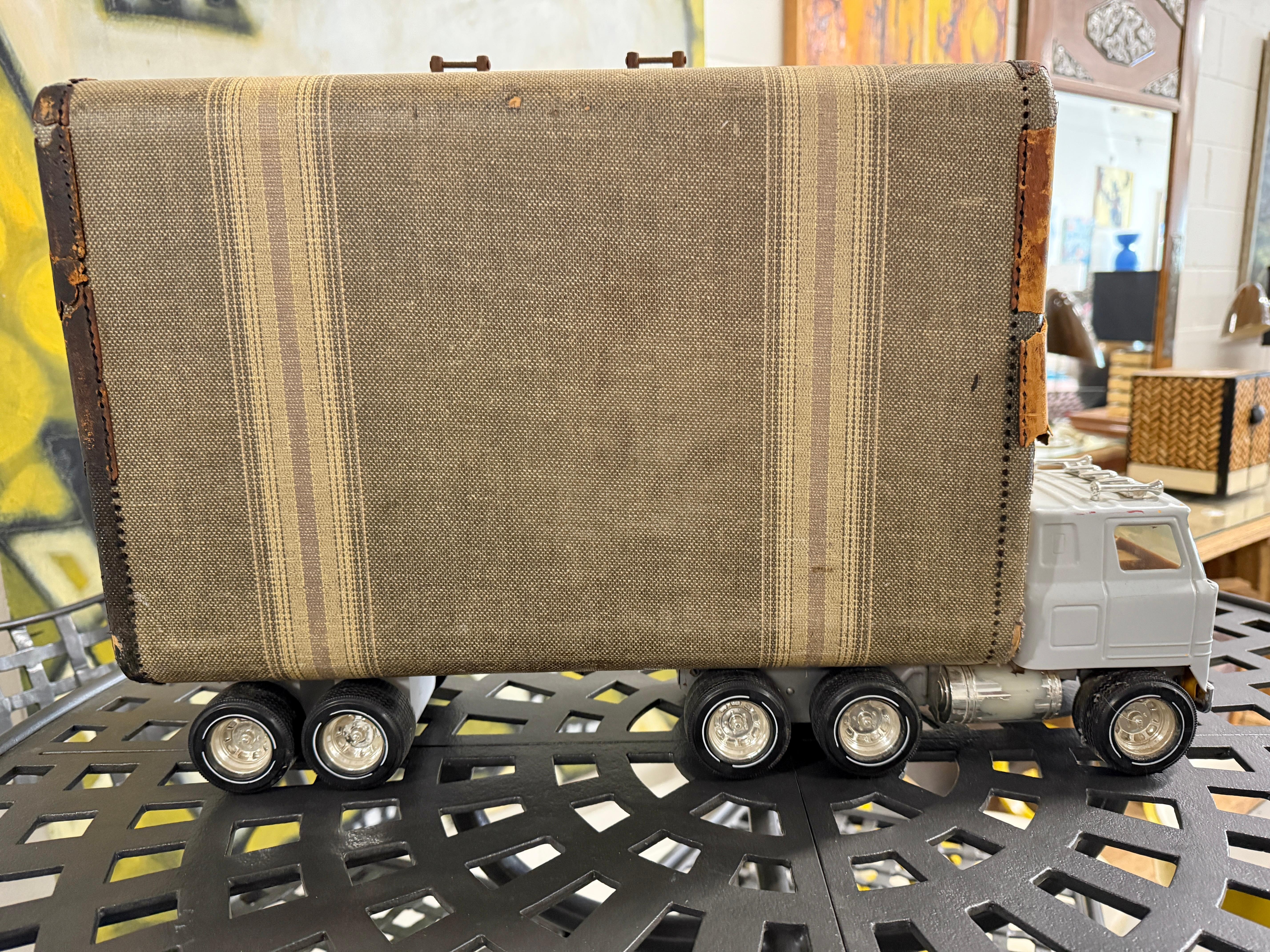 Camion fantaisiste Sculpture valise 2005 par Bruce Houston en vente 12