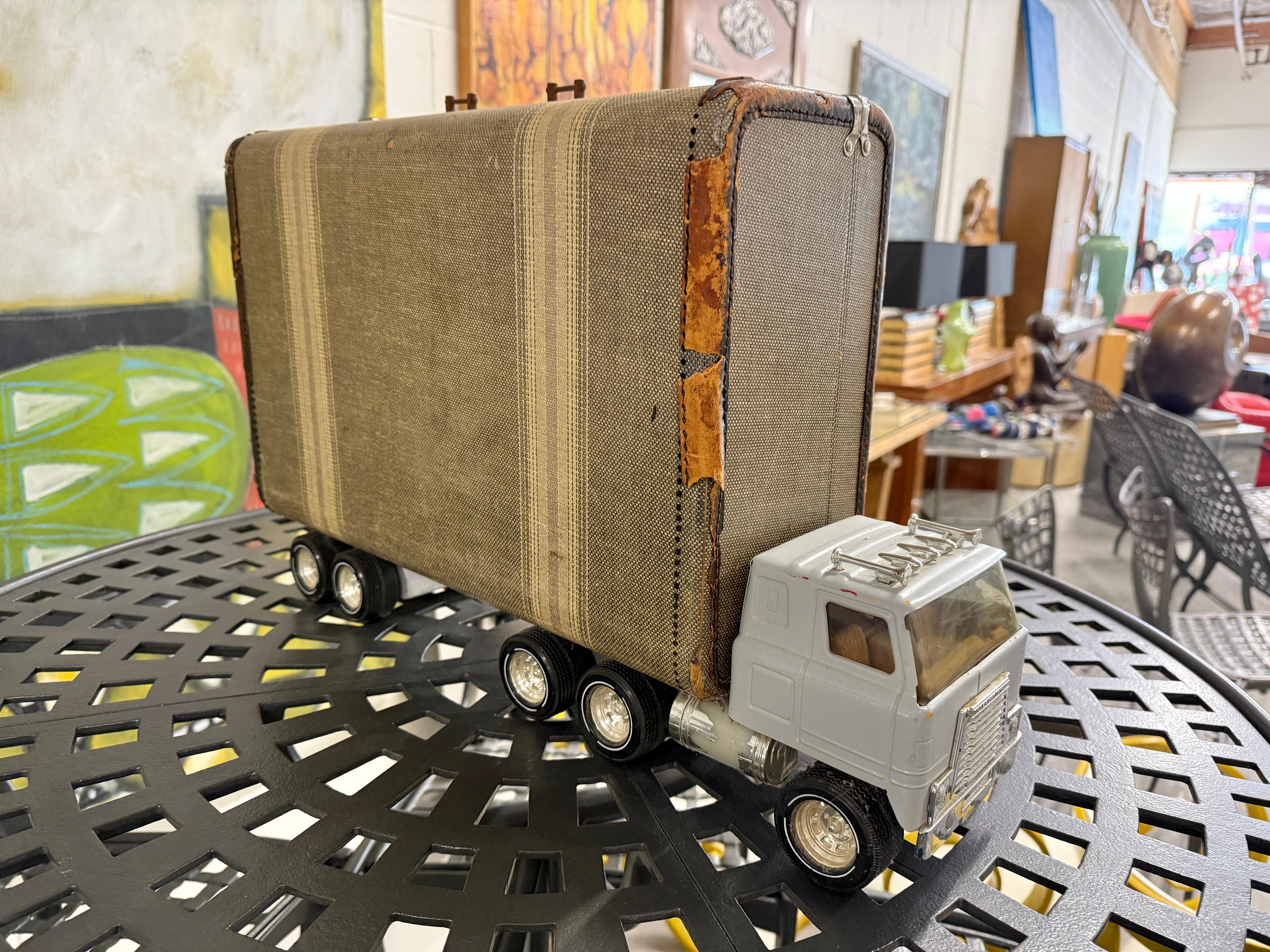 Fait main Camion fantaisiste Sculpture valise 2005 par Bruce Houston en vente