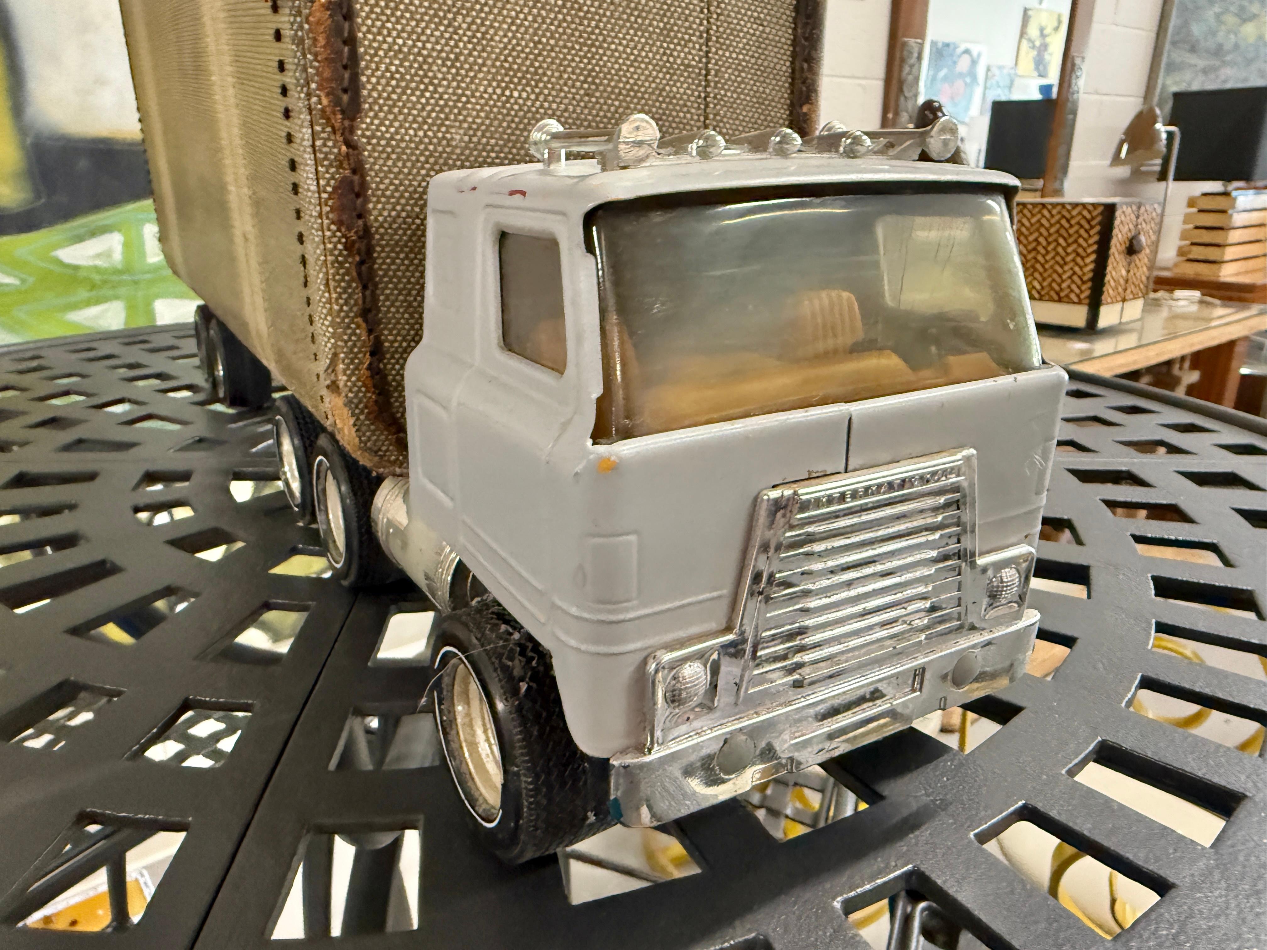 Camion fantaisiste Sculpture valise 2005 par Bruce Houston Bon état - En vente à Palm Springs, CA