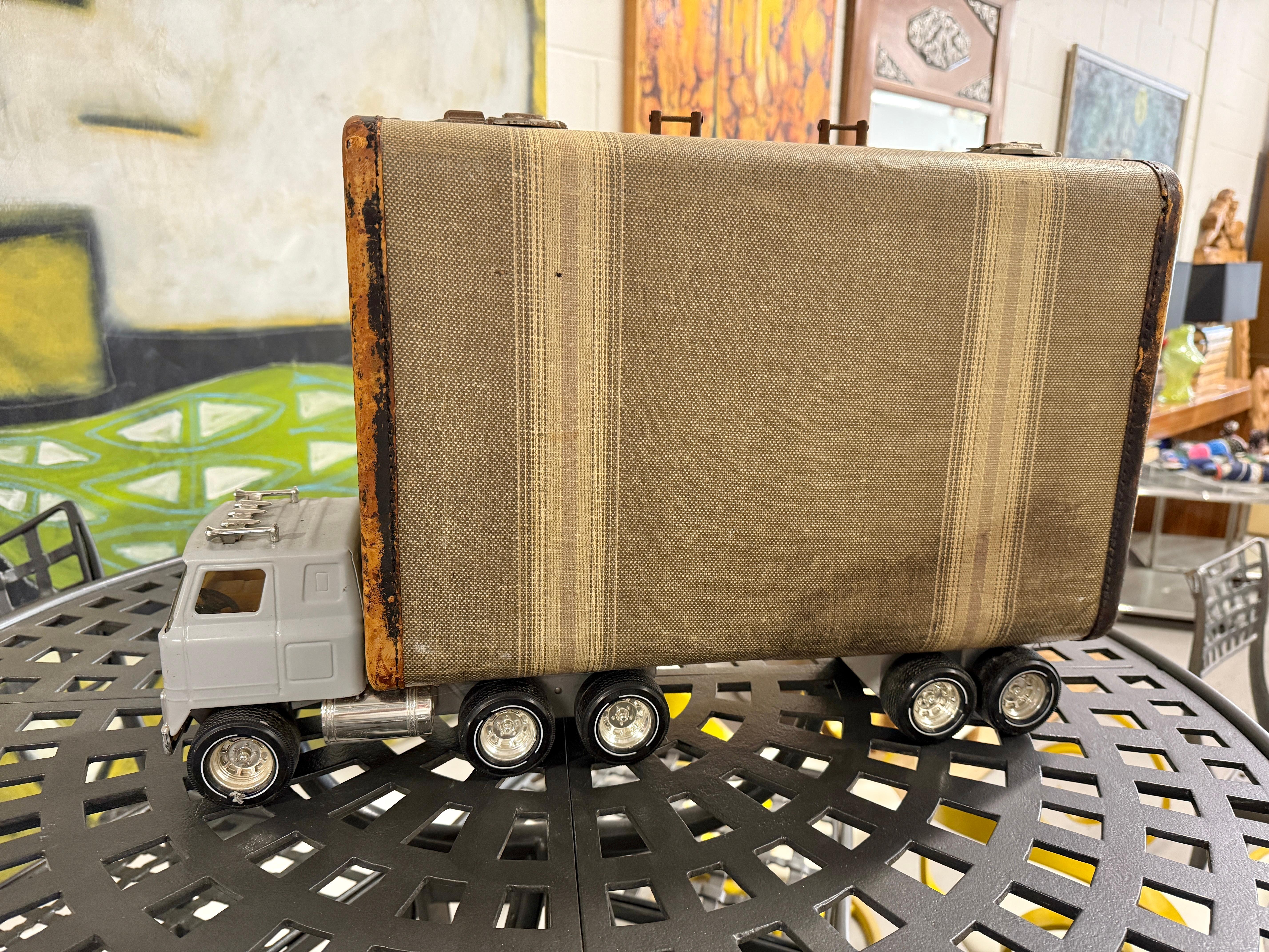 Tissu Camion fantaisiste Sculpture valise 2005 par Bruce Houston en vente