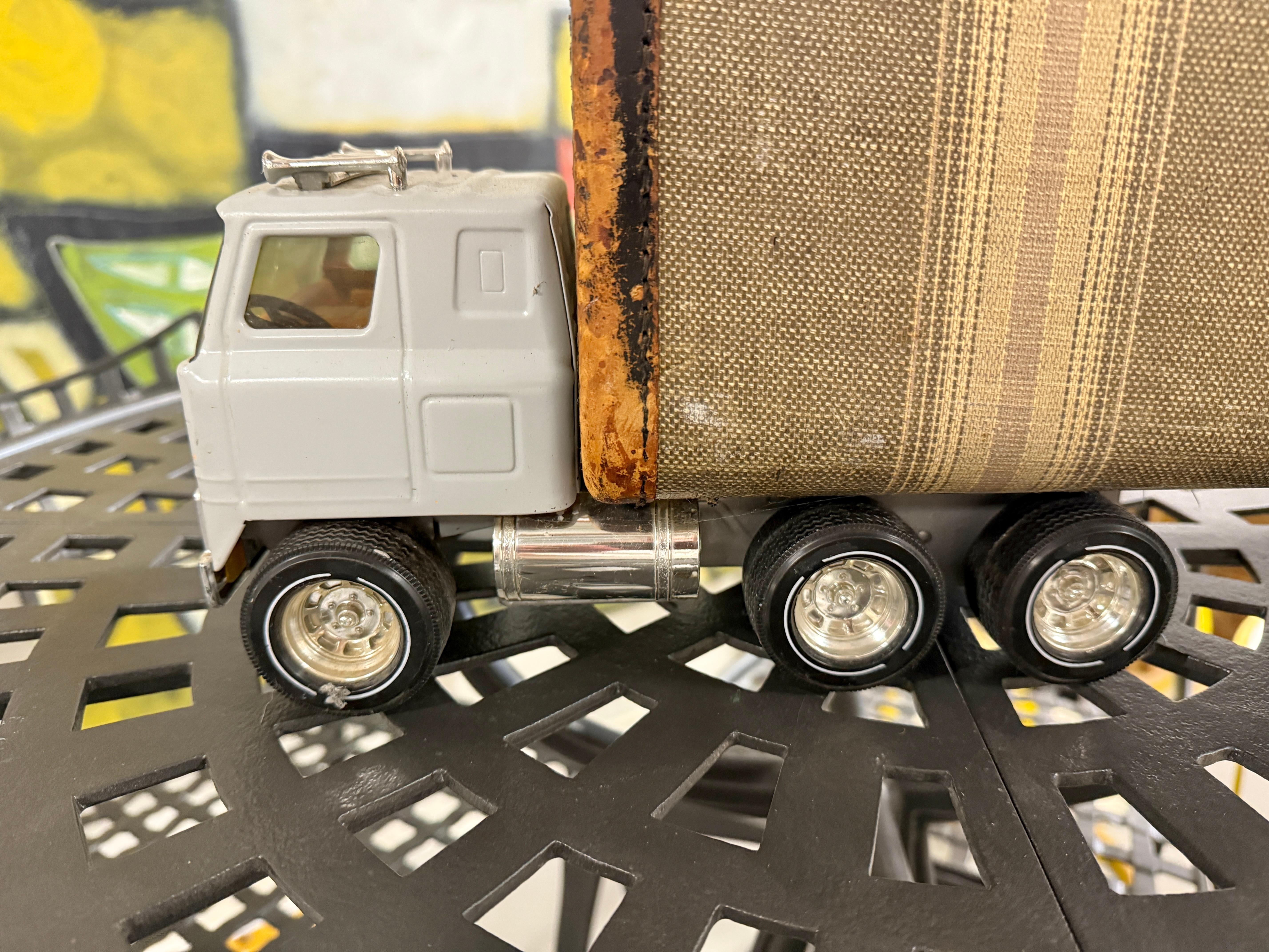 Camion fantaisiste Sculpture valise 2005 par Bruce Houston en vente 2