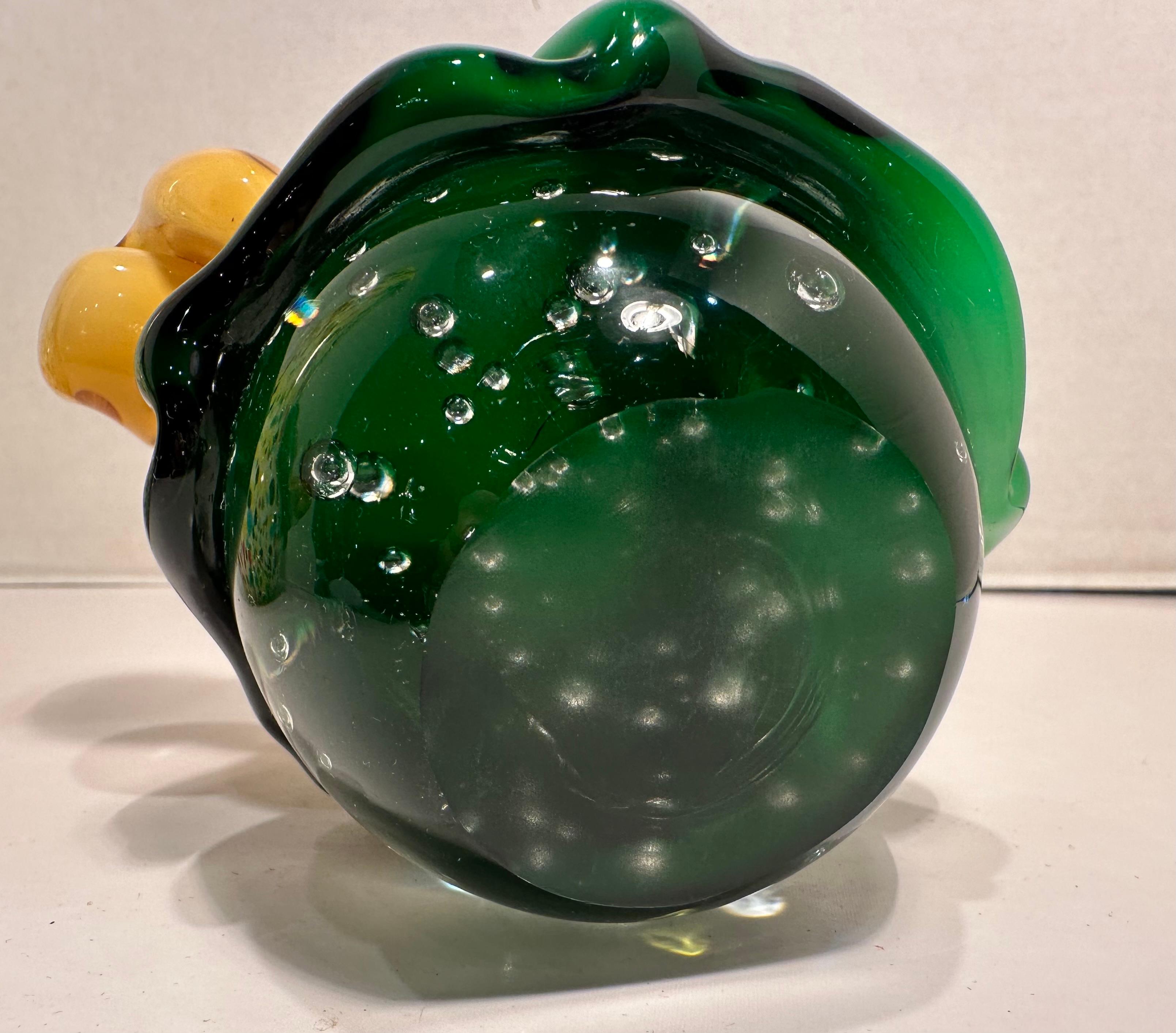Skurrile venezianische Murano-Kunstglas Frosch auf einem Lilienblatt über einem Globus Briefbeschwerer aus Muranoglas im Angebot 3