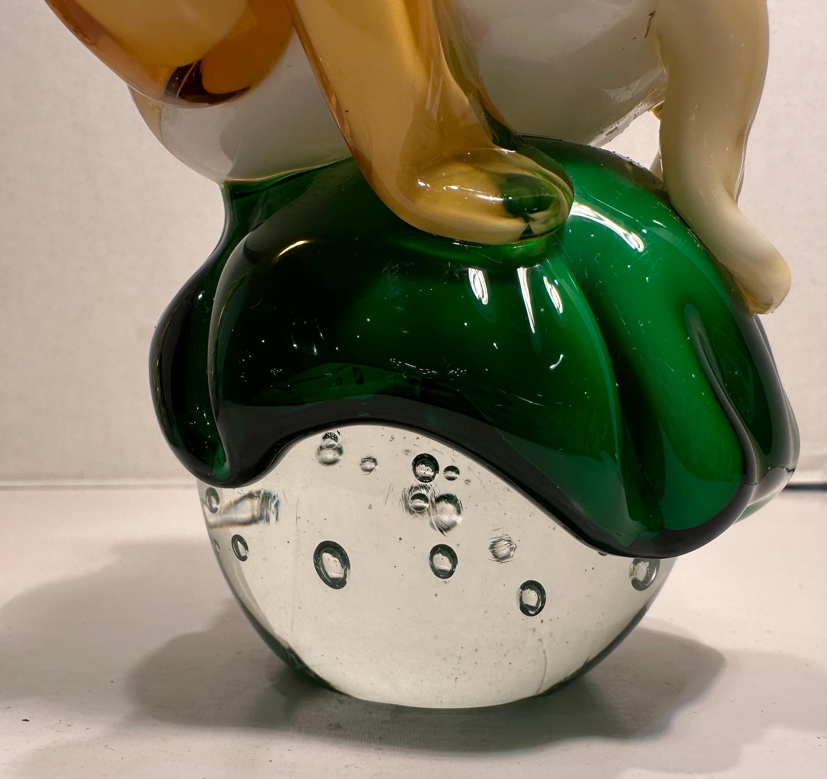 Skurrile venezianische Murano-Kunstglas Frosch auf einem Lilienblatt über einem Globus Briefbeschwerer aus Muranoglas (Moderne) im Angebot