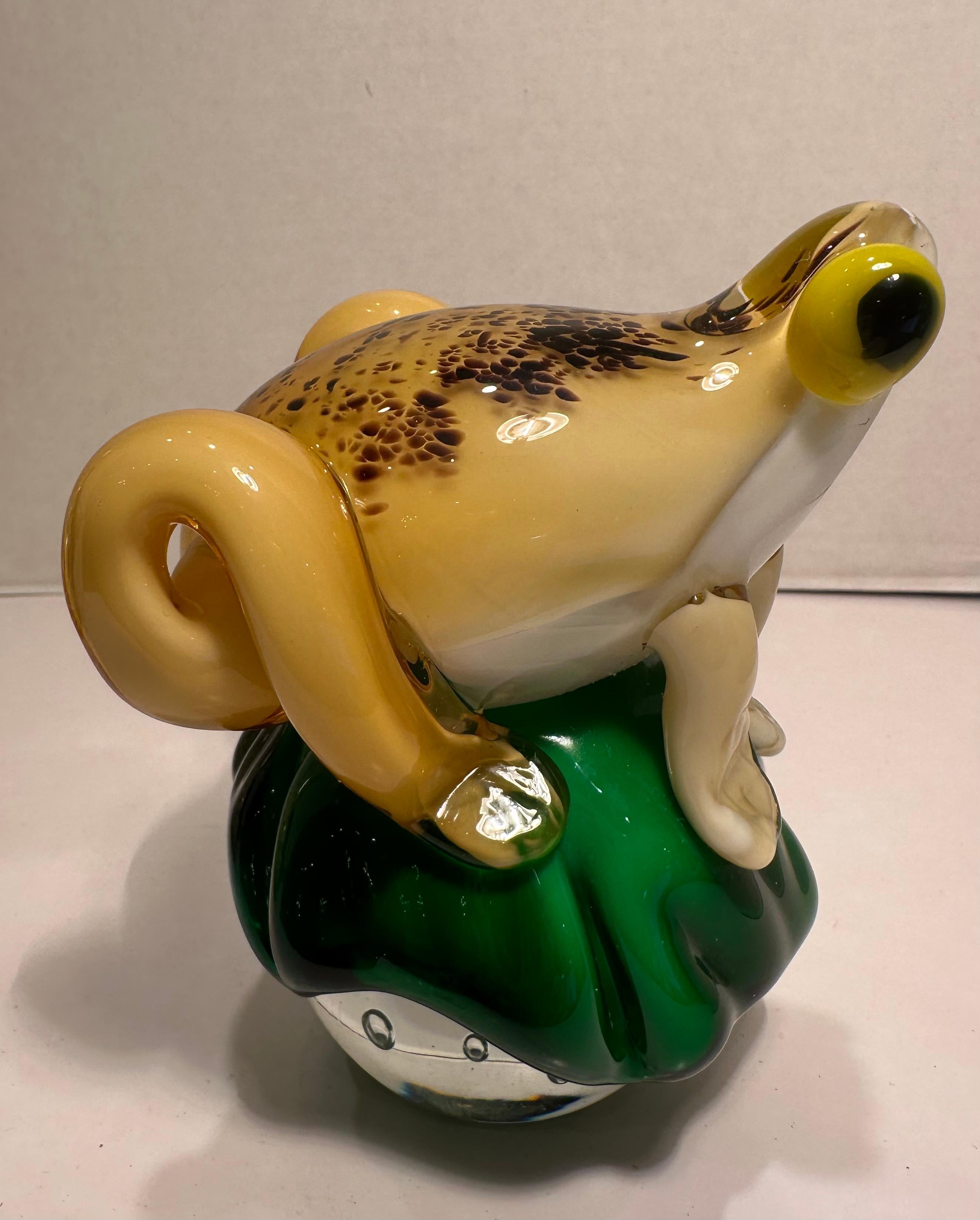 Skurrile venezianische Murano-Kunstglas Frosch auf einem Lilienblatt über einem Globus Briefbeschwerer aus Muranoglas (Italienisch) im Angebot