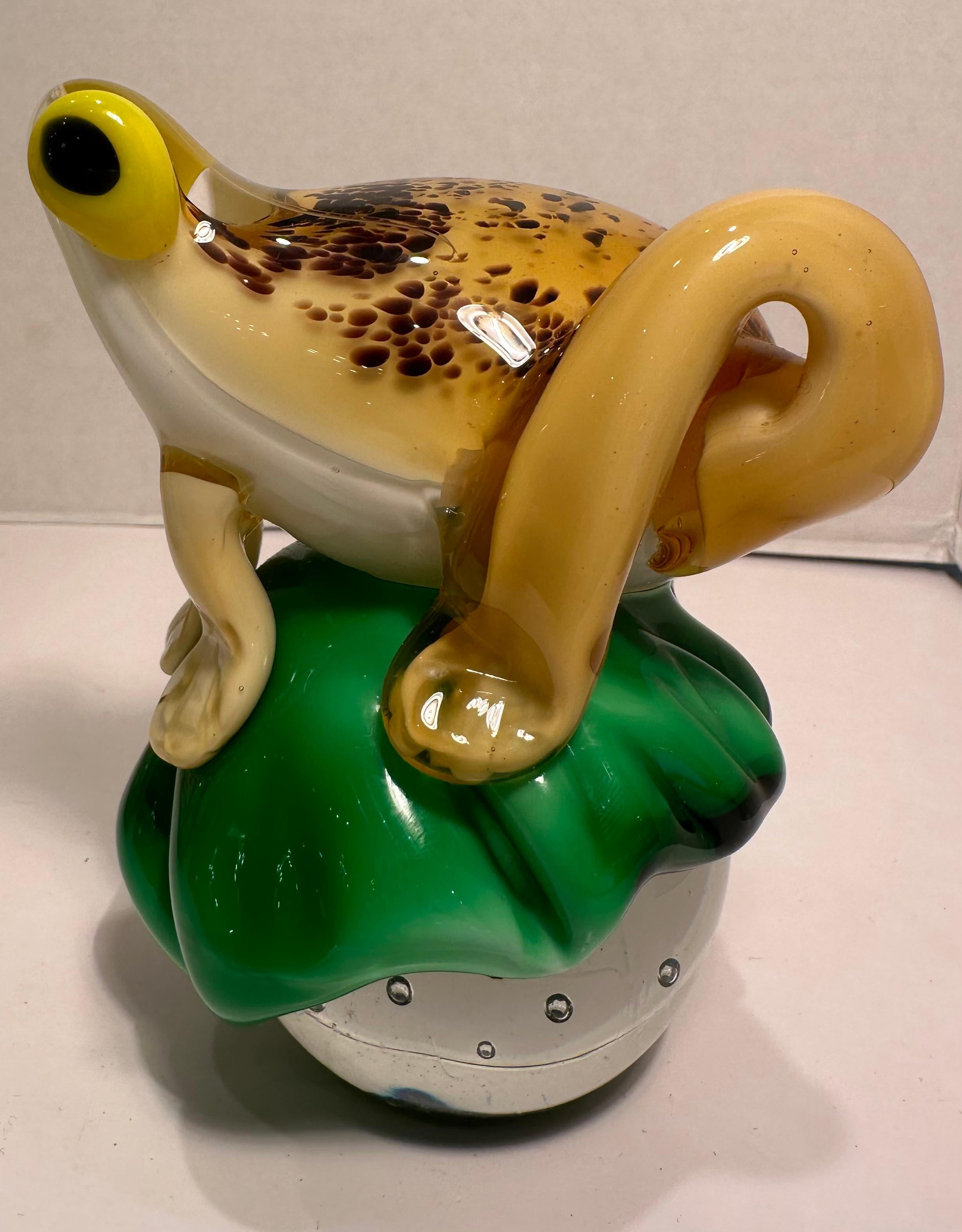 Skurrile venezianische Murano-Kunstglas Frosch auf einem Lilienblatt über einem Globus Briefbeschwerer aus Muranoglas im Zustand „Hervorragend“ im Angebot in Tustin, CA