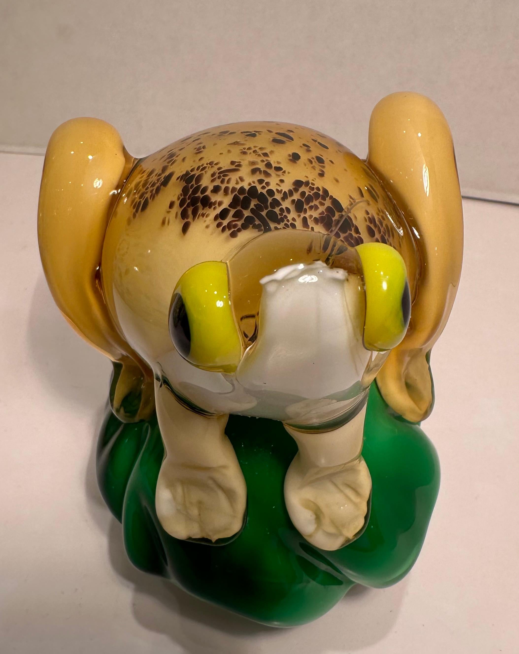Skurrile venezianische Murano-Kunstglas Frosch auf einem Lilienblatt über einem Globus Briefbeschwerer aus Muranoglas (20. Jahrhundert) im Angebot