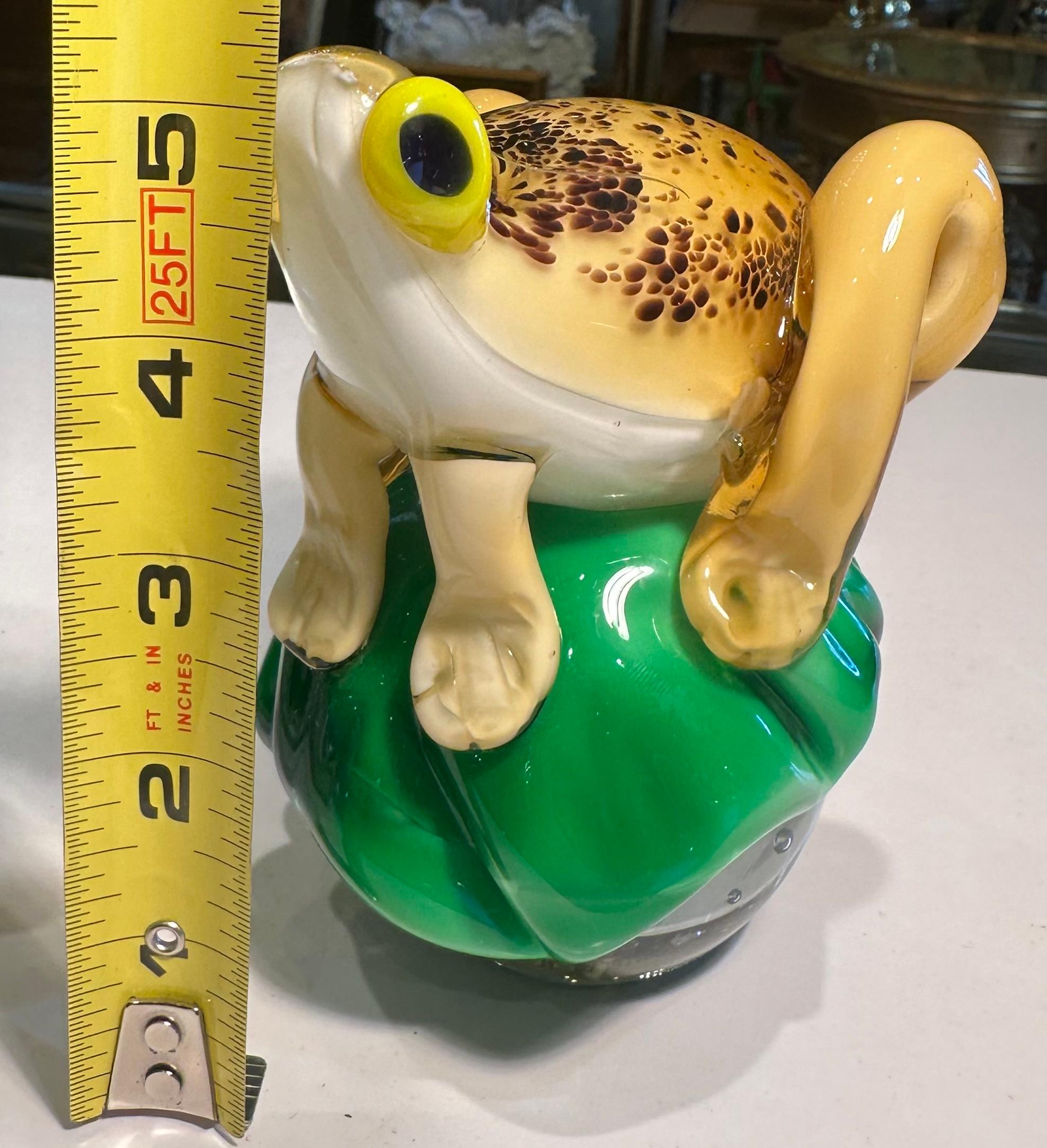 Skurrile venezianische Murano-Kunstglas Frosch auf einem Lilienblatt über einem Globus Briefbeschwerer aus Muranoglas im Angebot 1