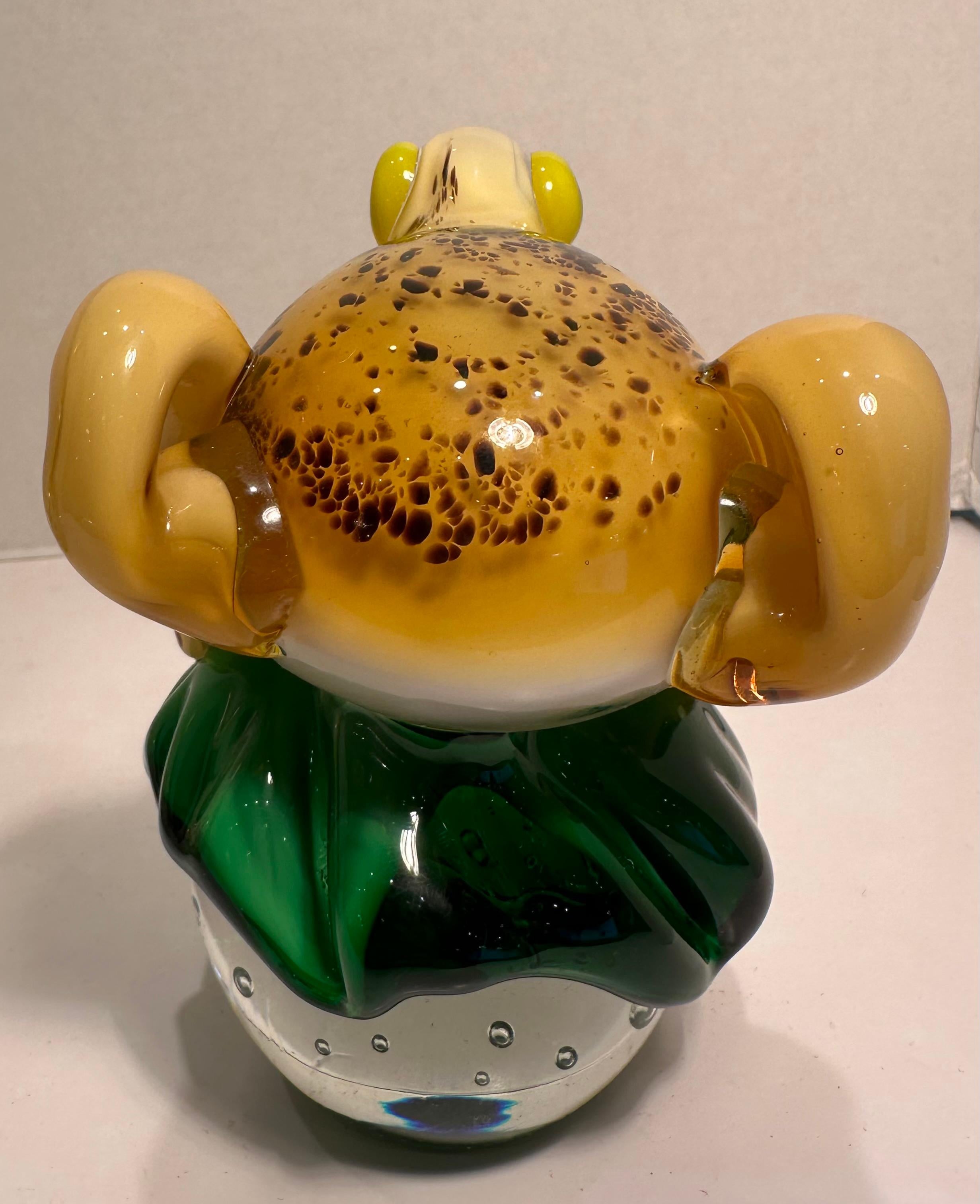 Skurrile venezianische Murano-Kunstglas Frosch auf einem Lilienblatt über einem Globus Briefbeschwerer aus Muranoglas im Angebot 2