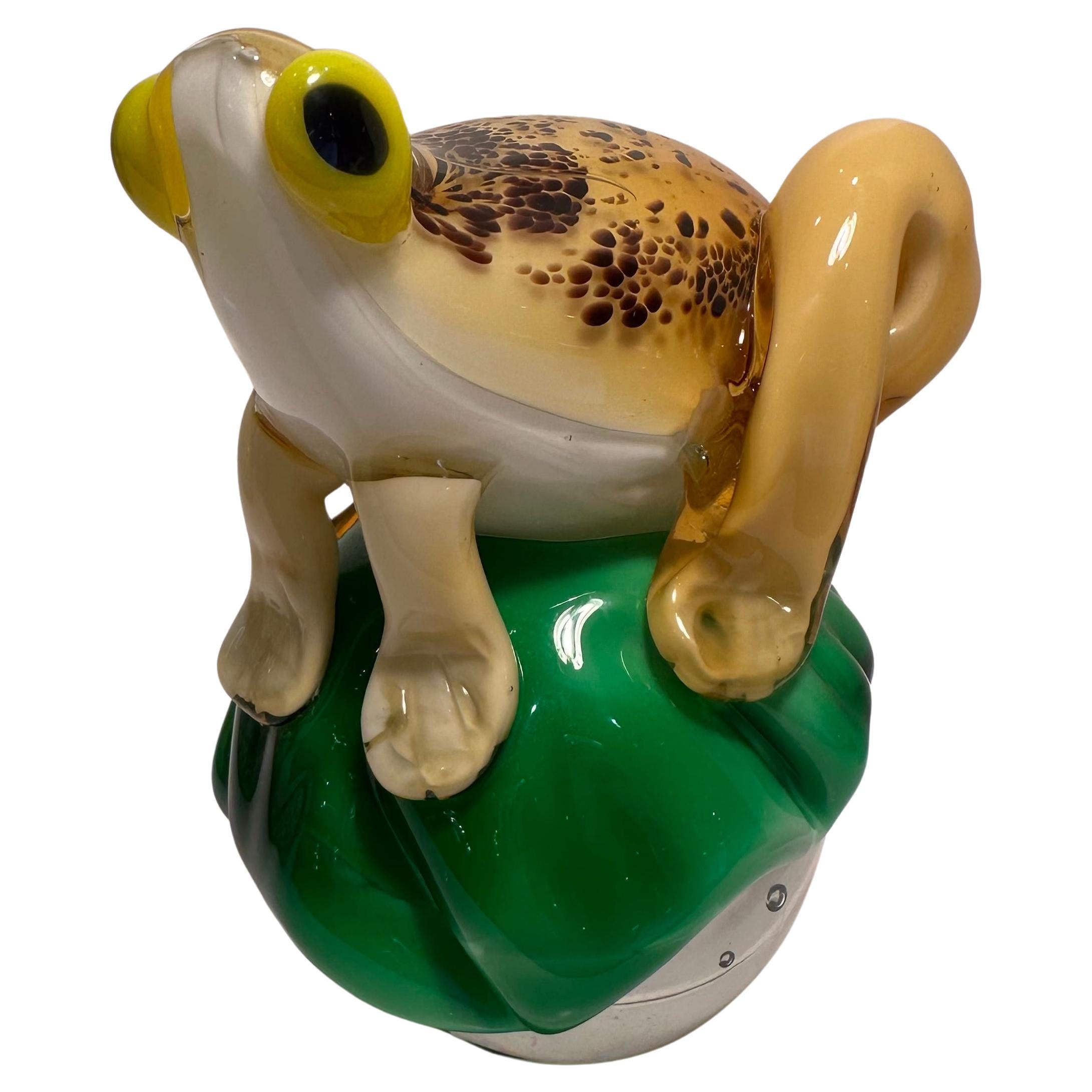 Skurrile venezianische Murano-Kunstglas Frosch auf einem Lilienblatt über einem Globus Briefbeschwerer aus Muranoglas im Angebot