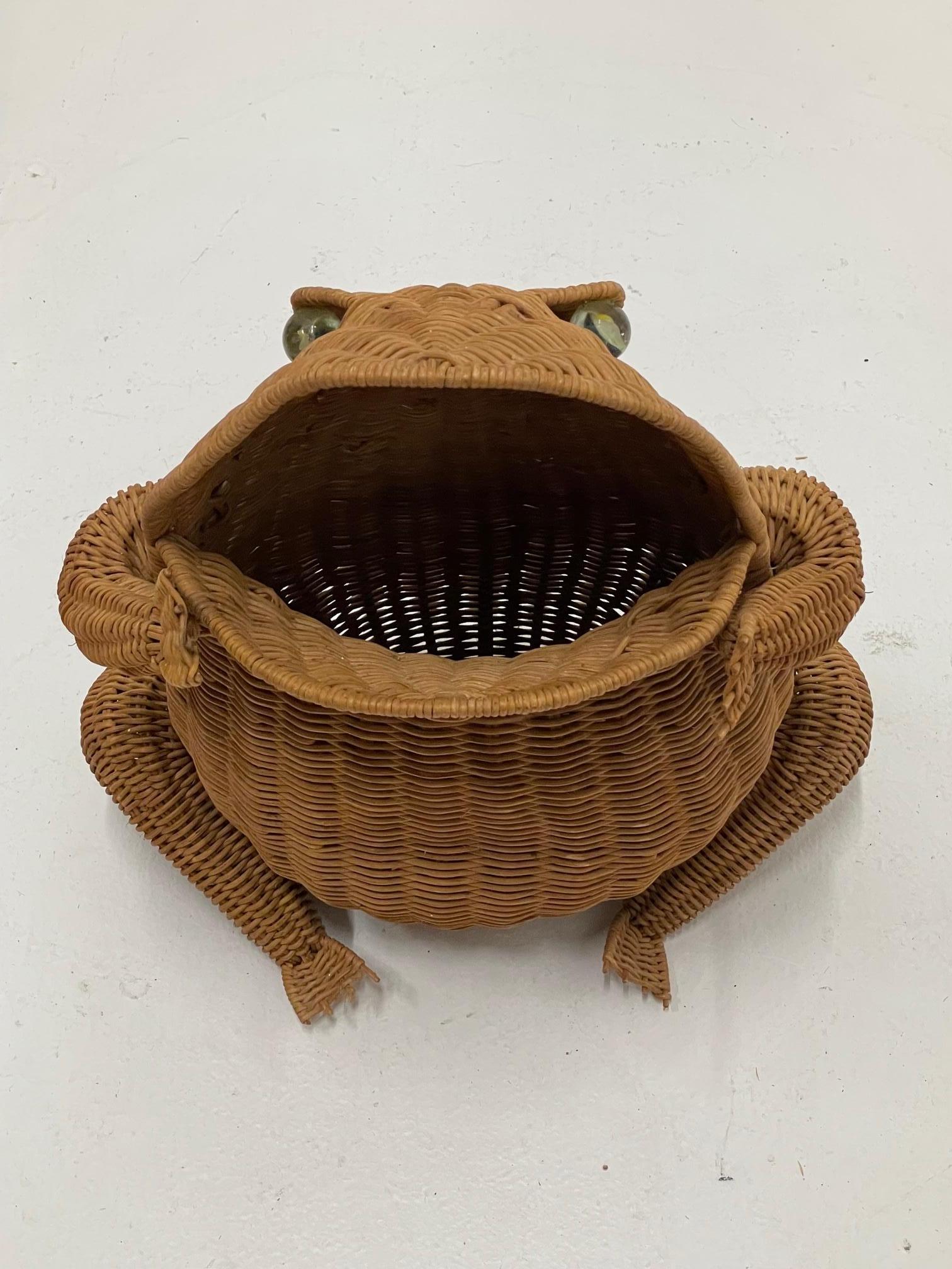 Whimsical Vintage Wicker Frog Magazine Holder In Good Condition For Sale In Hopewell, NJ