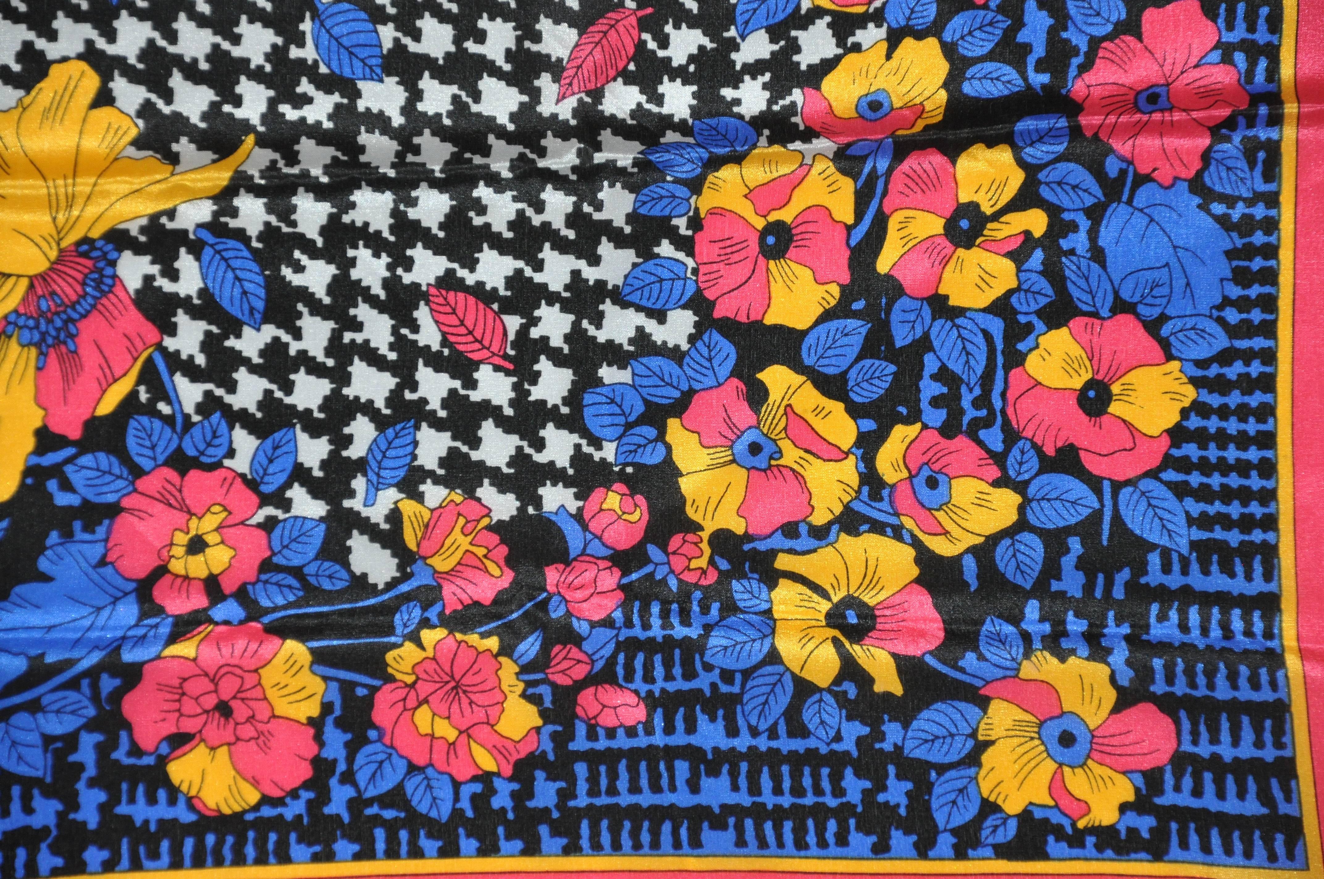        Cette écharpe en soie merveilleusement fantaisiste, avec une bordure fuchsia chaude entourant des fleurs multicolores et un centre noir et blanc, mesure 31 pouces sur 32 pouces. Fabriqué au Japon.     