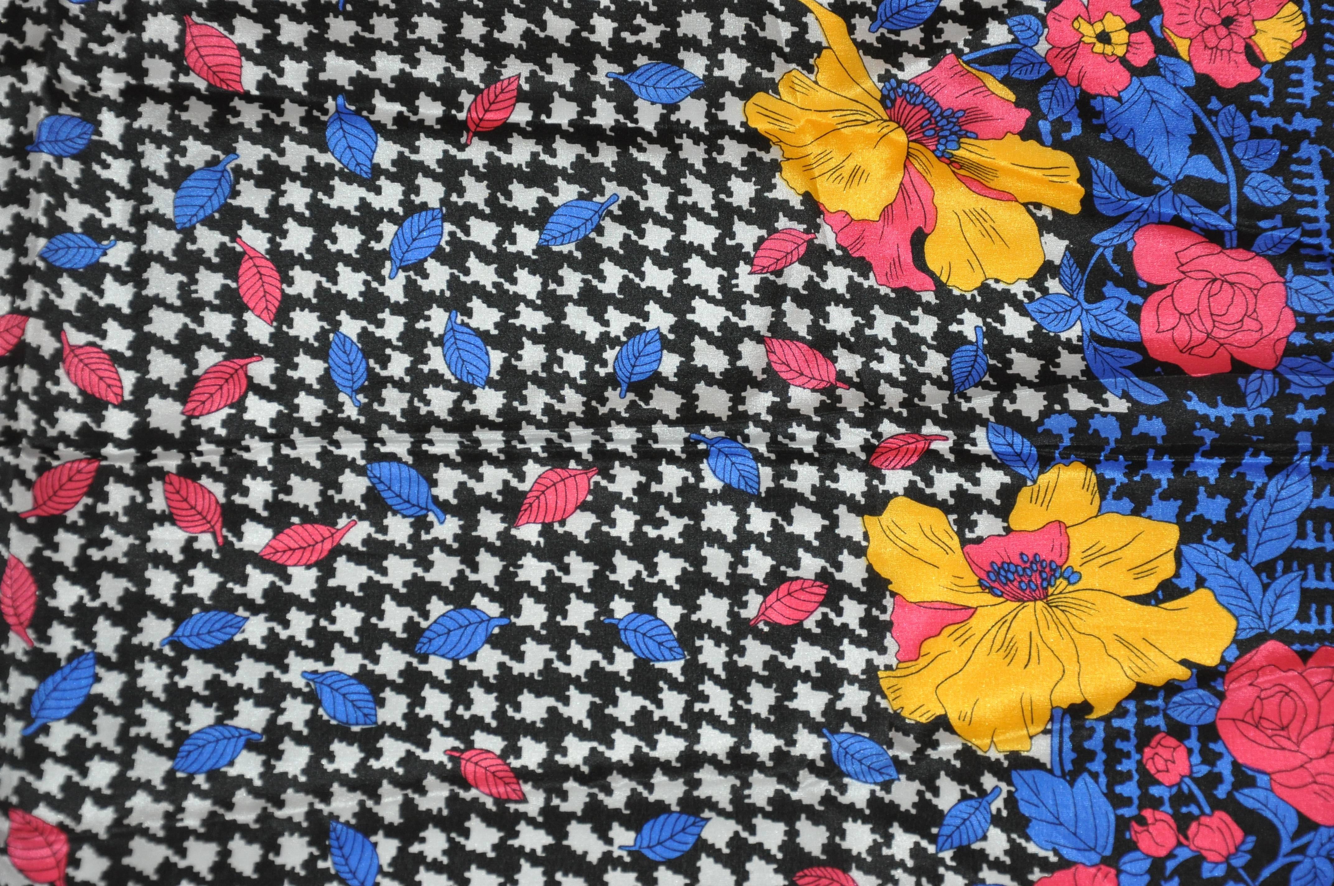 Écharpe en soie avec bordure fuchsia et motifs floraux et centre noir et blanc  Bon état - En vente à New York, NY