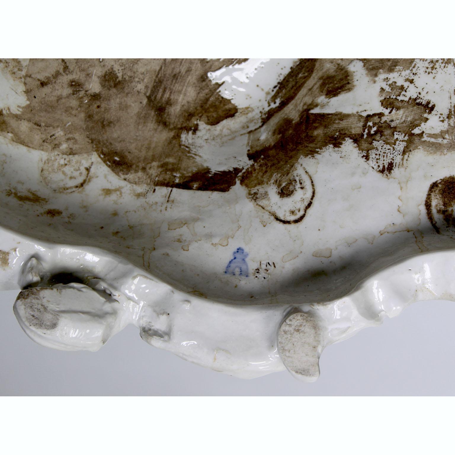 Groupe fantaisiste de quatre chérubins jouant avec une chèvre en porcelaine émaillée blanche en vente 3