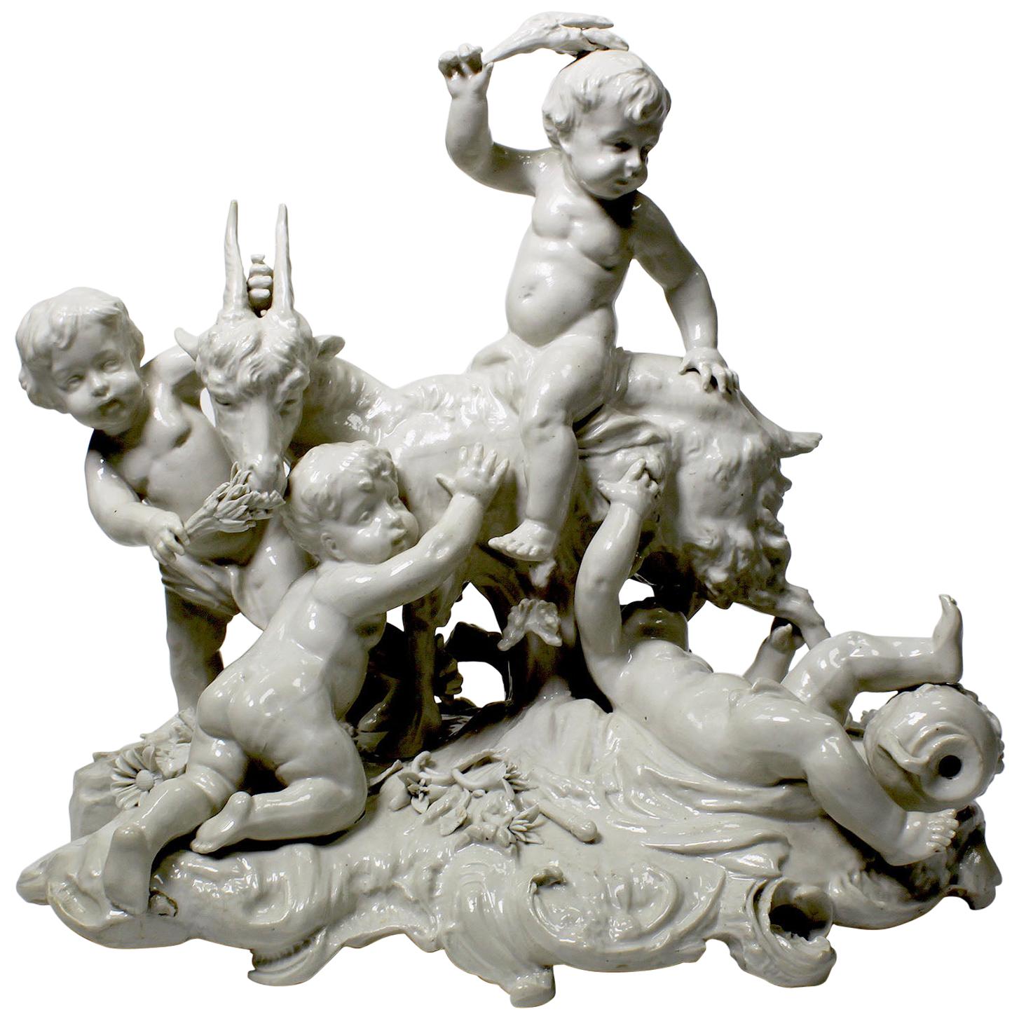 Skurrile weiß glasierte Porzellangruppe mit vier Kindern, die mit einer Ziege spielen