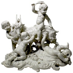 Caprichoso Grupo de Porcelana Esmaltada Blanca de Cuatro Putti Jugando con una Cabra