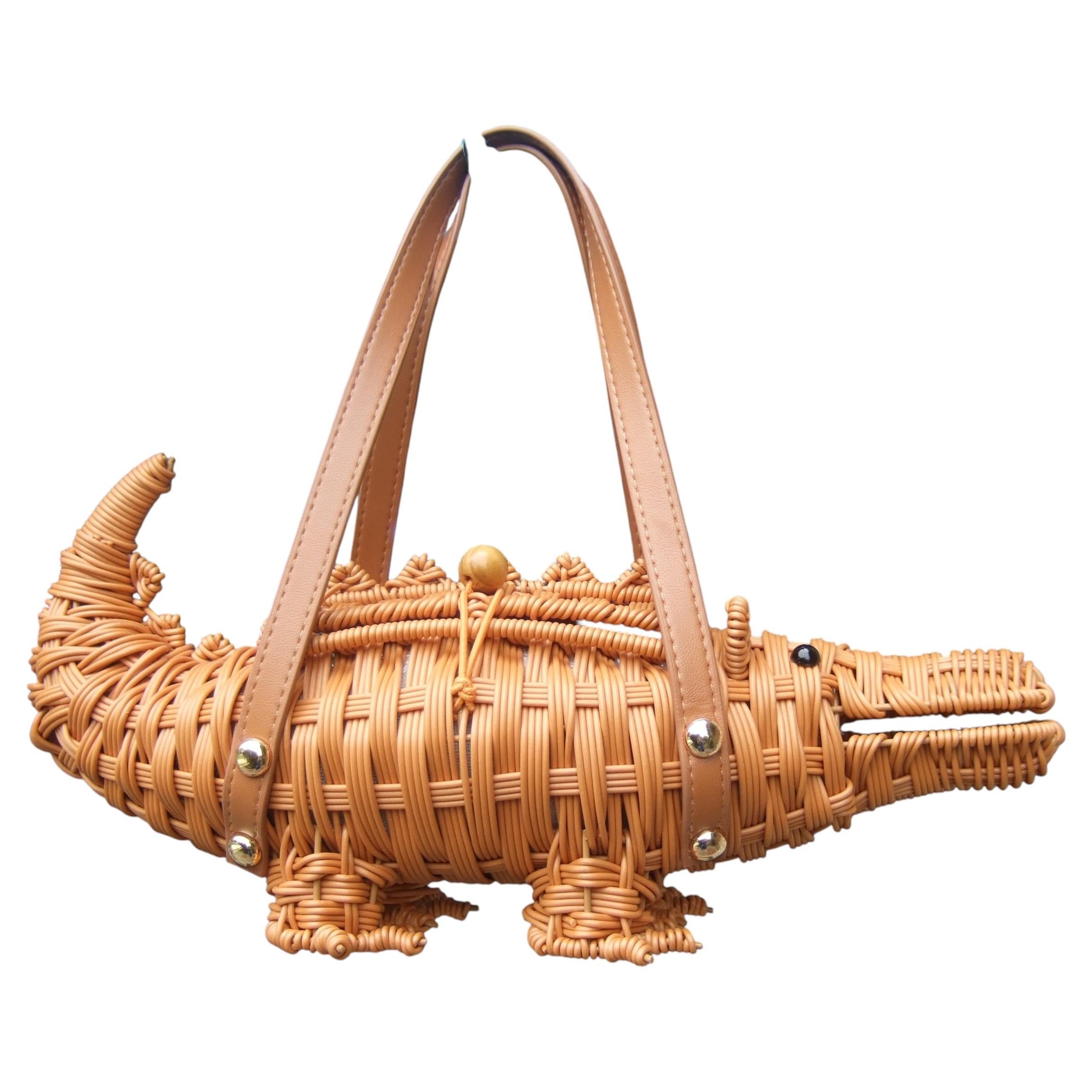 What is the difference between a clutch and a purse?