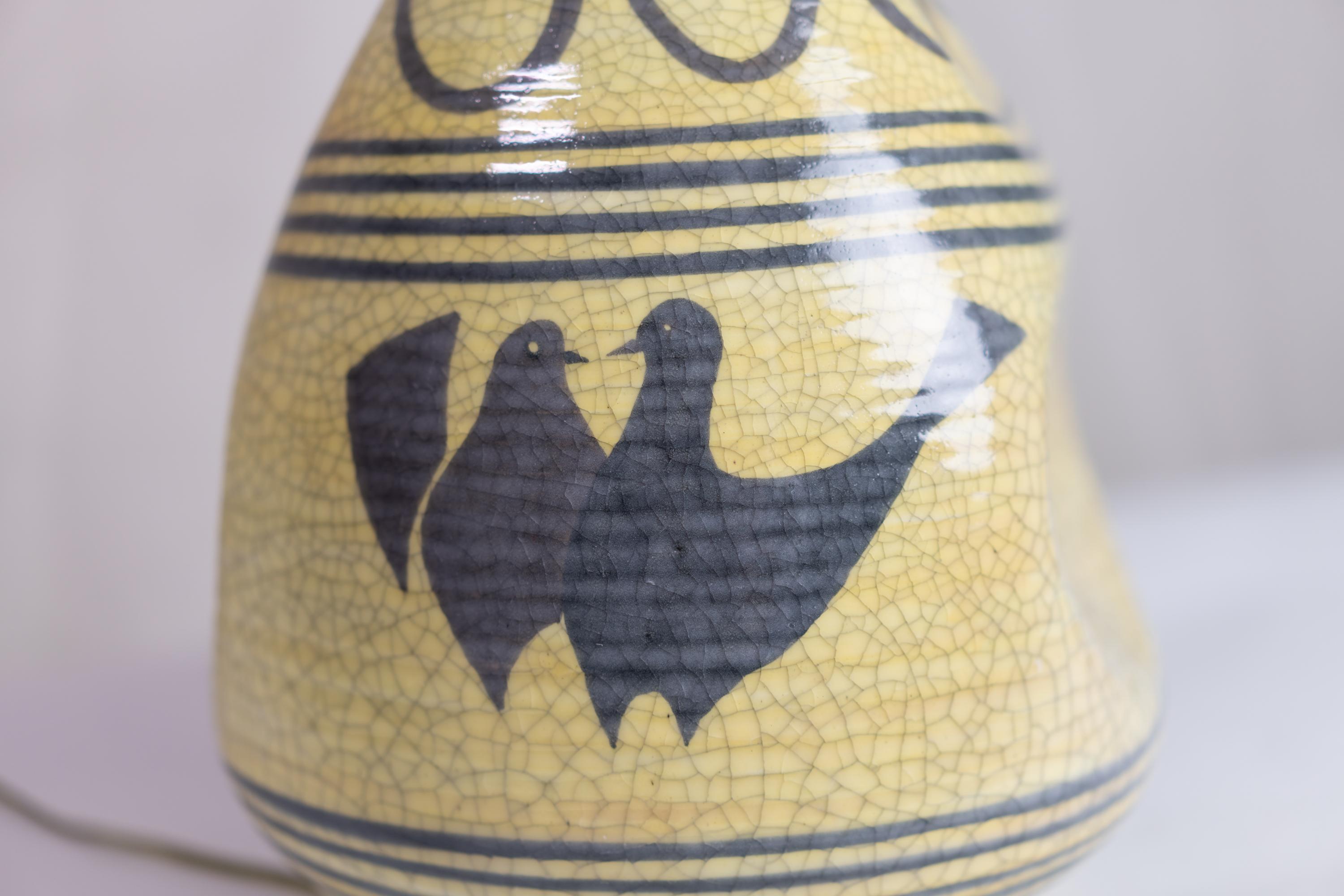 Gelbe und graue italienische Keramik-Tischlampe von Ernestine of Salerno
Signiert unter: 