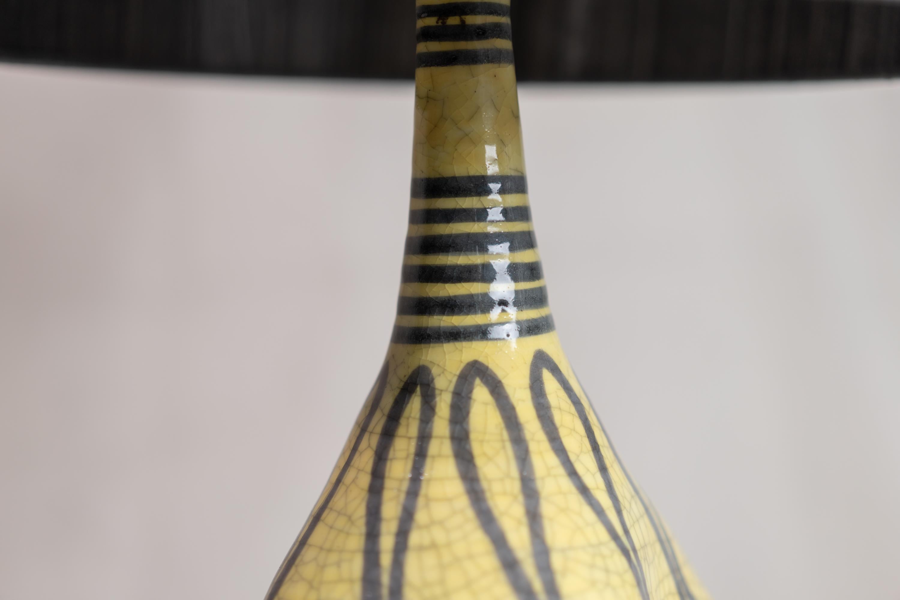 Skurrile gelbe und graue italienische Keramik-Tischlampe aus Keramik von Ernestine von Salerno (Italienisch) im Angebot