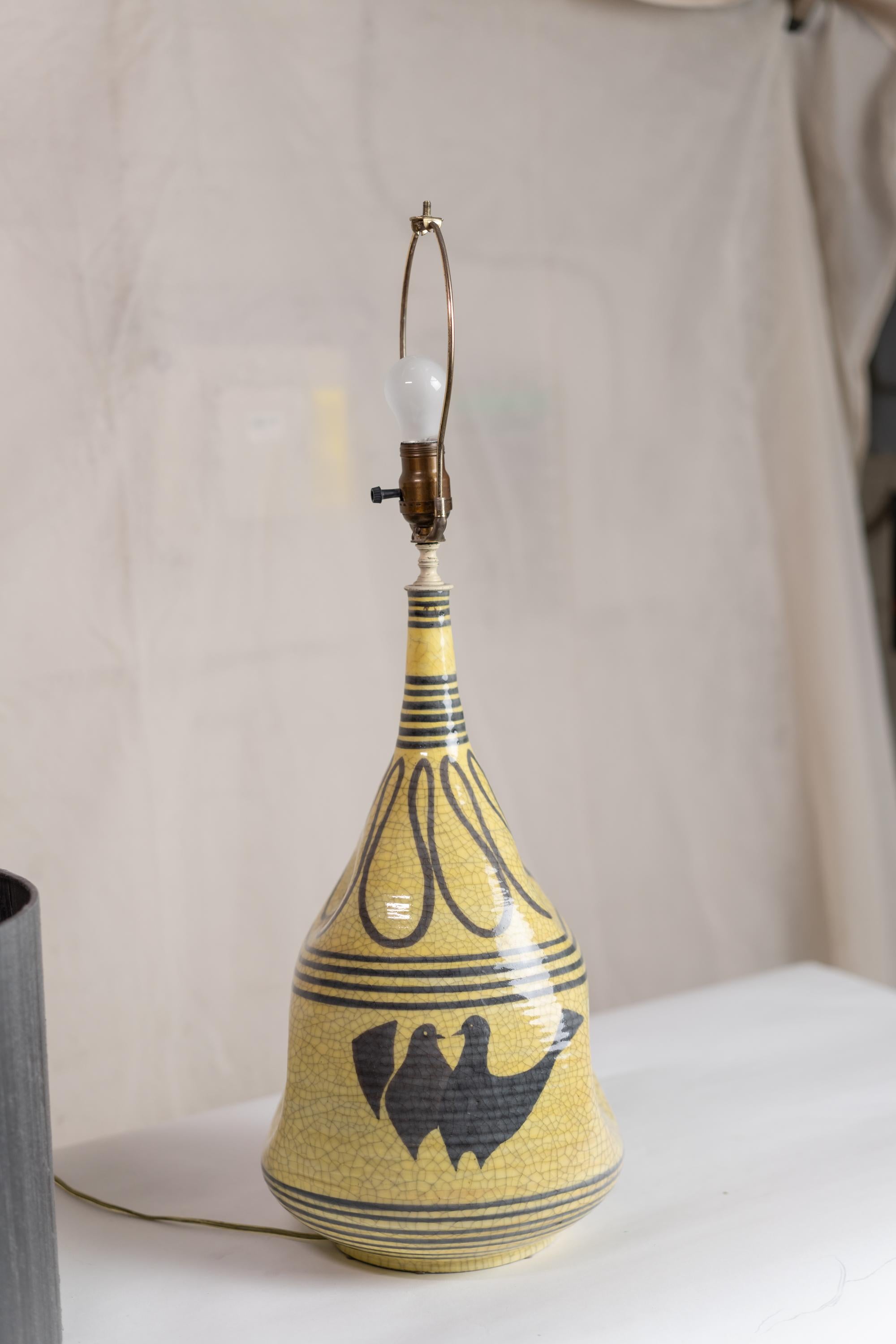 Lampada da tavolo in ceramica italiana gialla e grigia di Ernestine of Salerno In condizioni buone in vendita a Montreal, QC