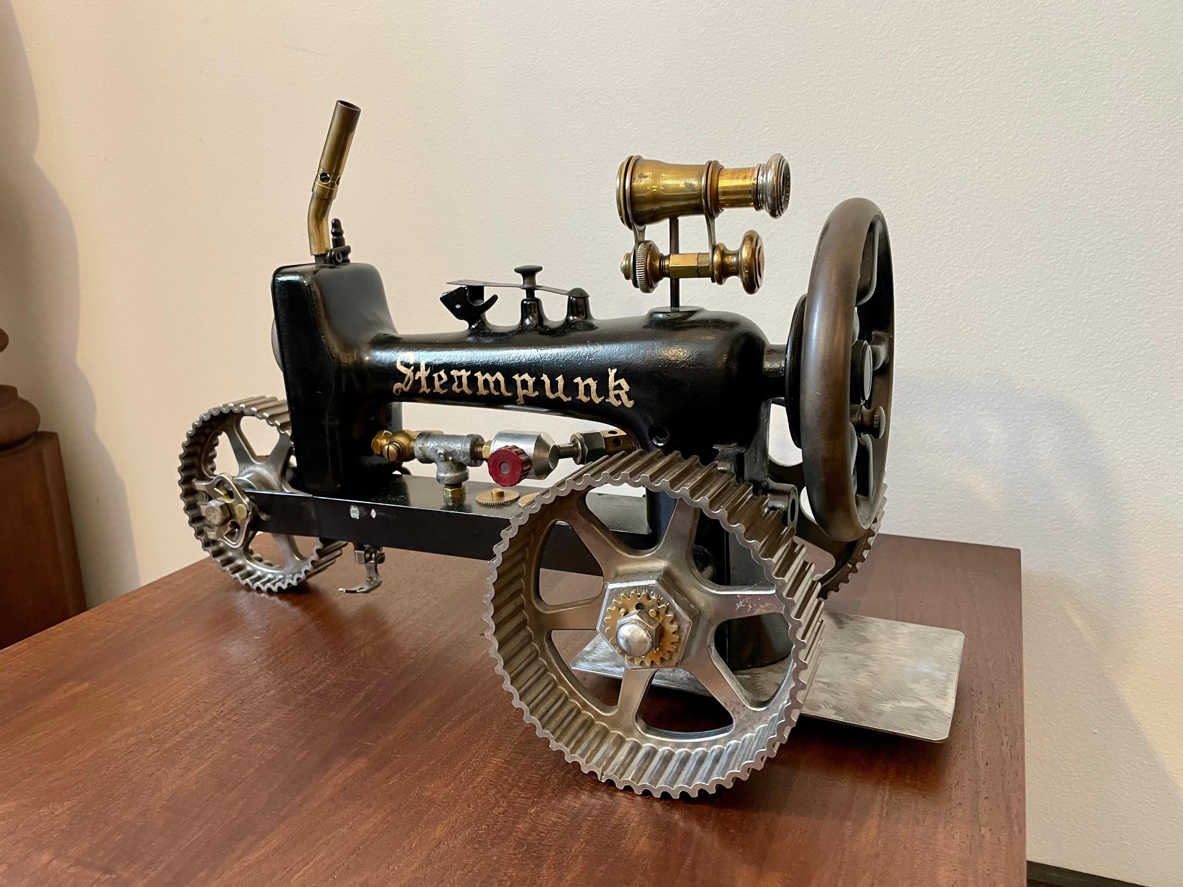 Steampunk Sculpture de tractor de machine à couture « Teampunk » faite de façon fantaisiste en vente