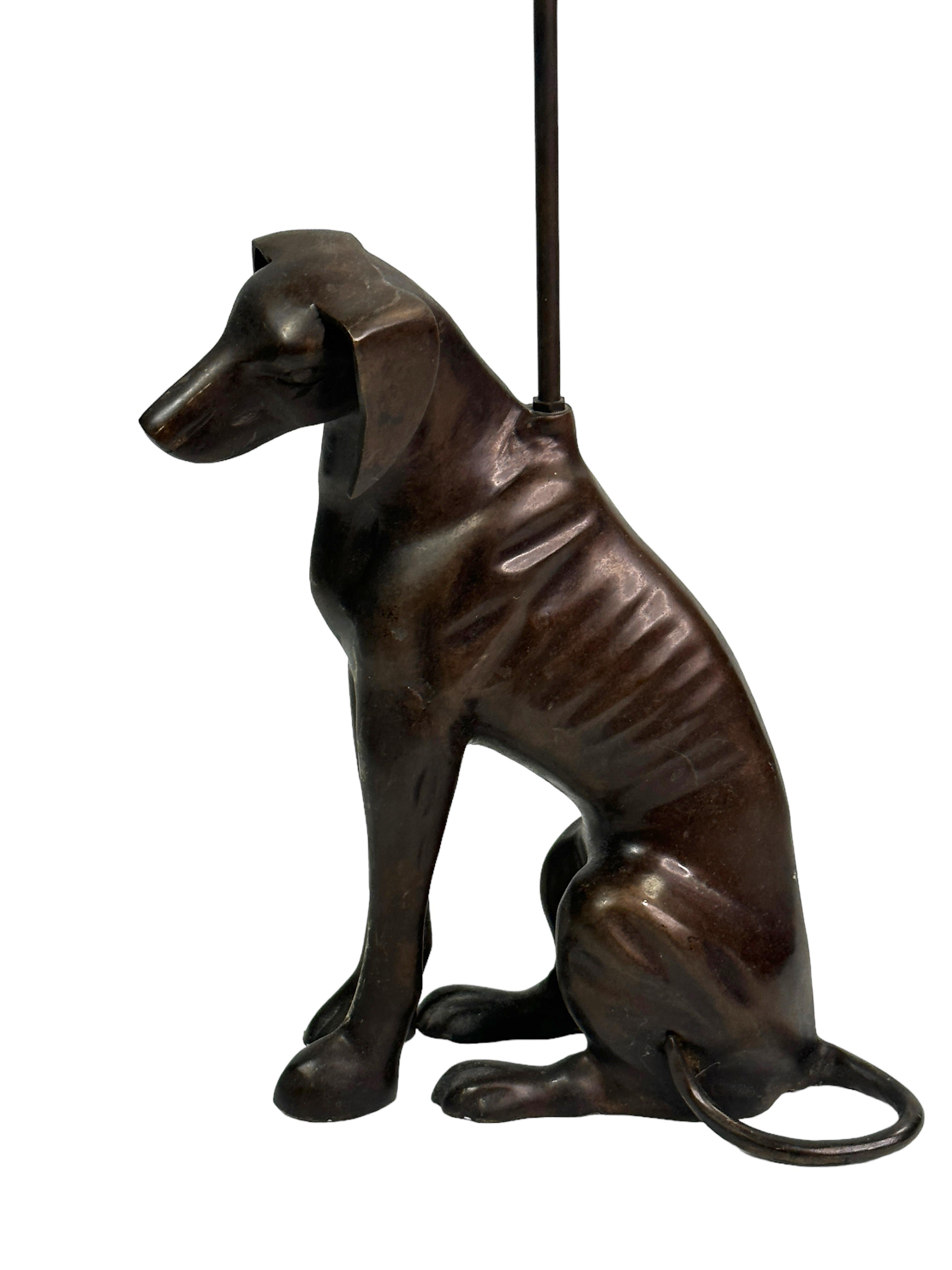 Une belle et substantielle sculpture de chien en bronze de style Art déco, de type whippet ou greyhound, mesurant au total 19.13