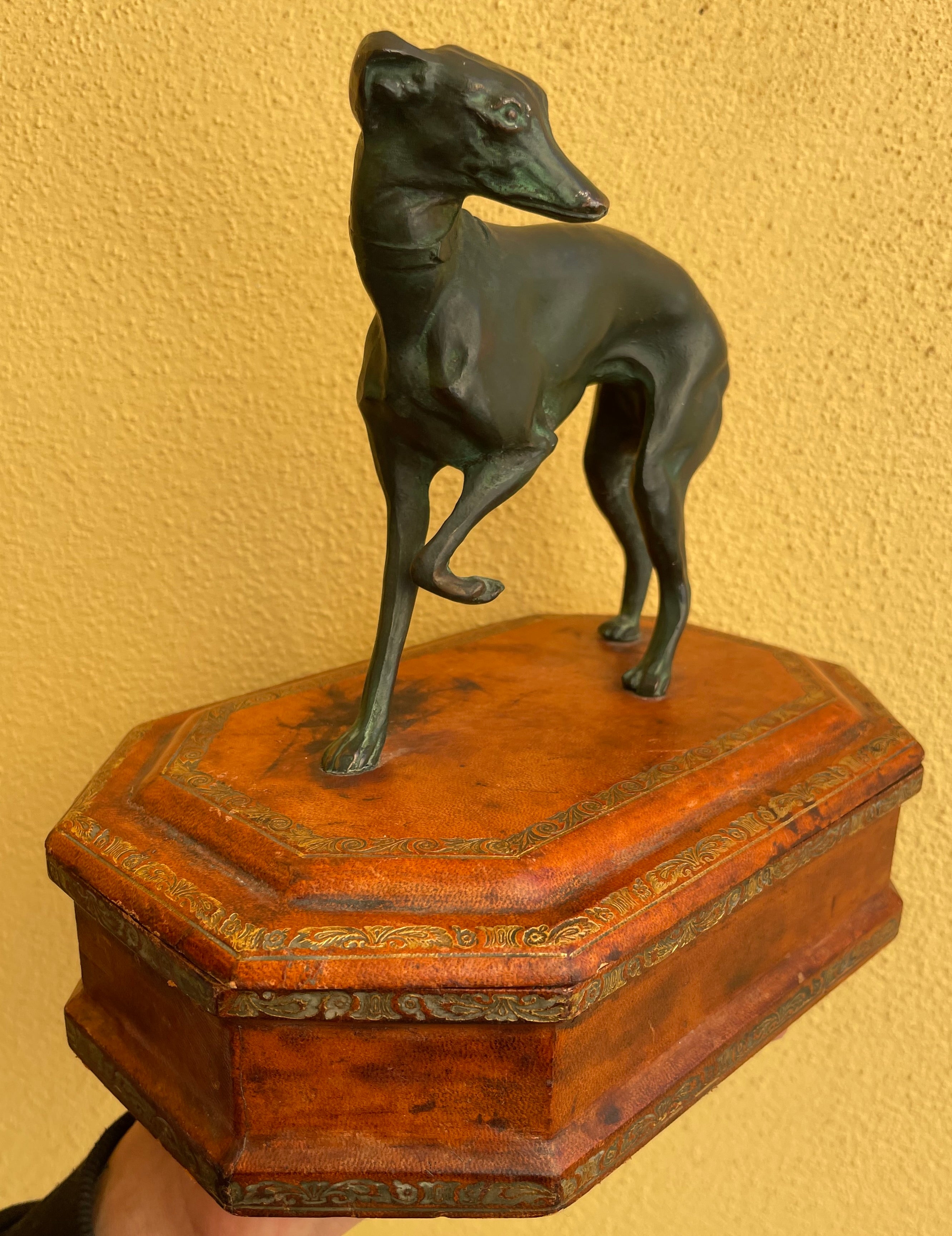 Whippet-Schmuckkästchen. Vintage Italienische ledergebundene samtgefütterte Schachtel mit bronze patiniertem Whippet. Italien,  1940’s.

Abmessungen: 8,5