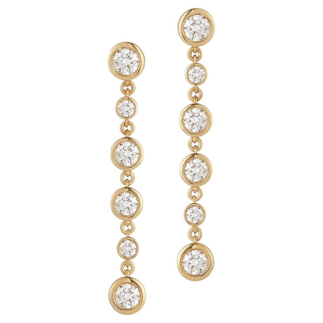 Boucles d'oreilles en diamant en forme de tourbillon avec pendentifs de 2"" de long.