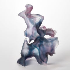 Whirling Ripple, una scultura in vetro fuso viola e blu di Monette Larsen