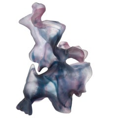 Whirling Ripple, una scultura in vetro fuso viola e blu di Monette Larsen