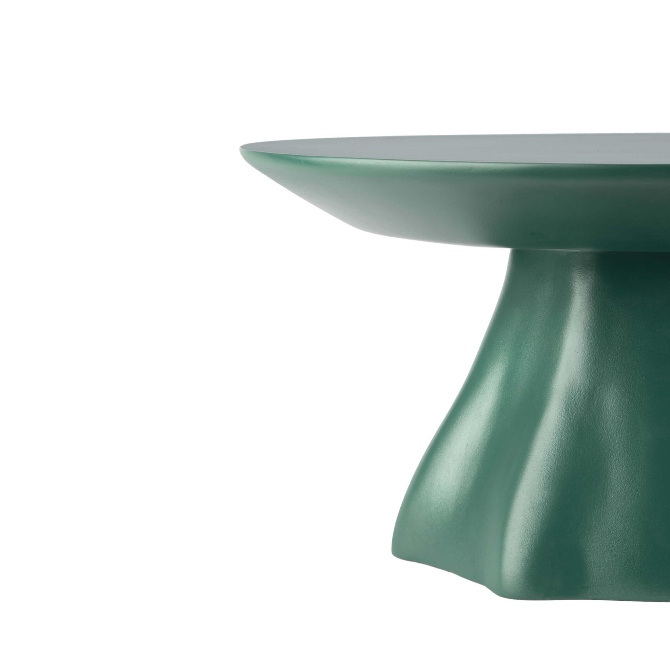 Fabriqué en fibre de verre durable, cet accessoire sculptural de table à manger s'inspire du costume traditionnel et de la danse tournante de Haute-Égypte. Son design se caractérise par une base évasée et lestée qui imite la jupe fluide d'une