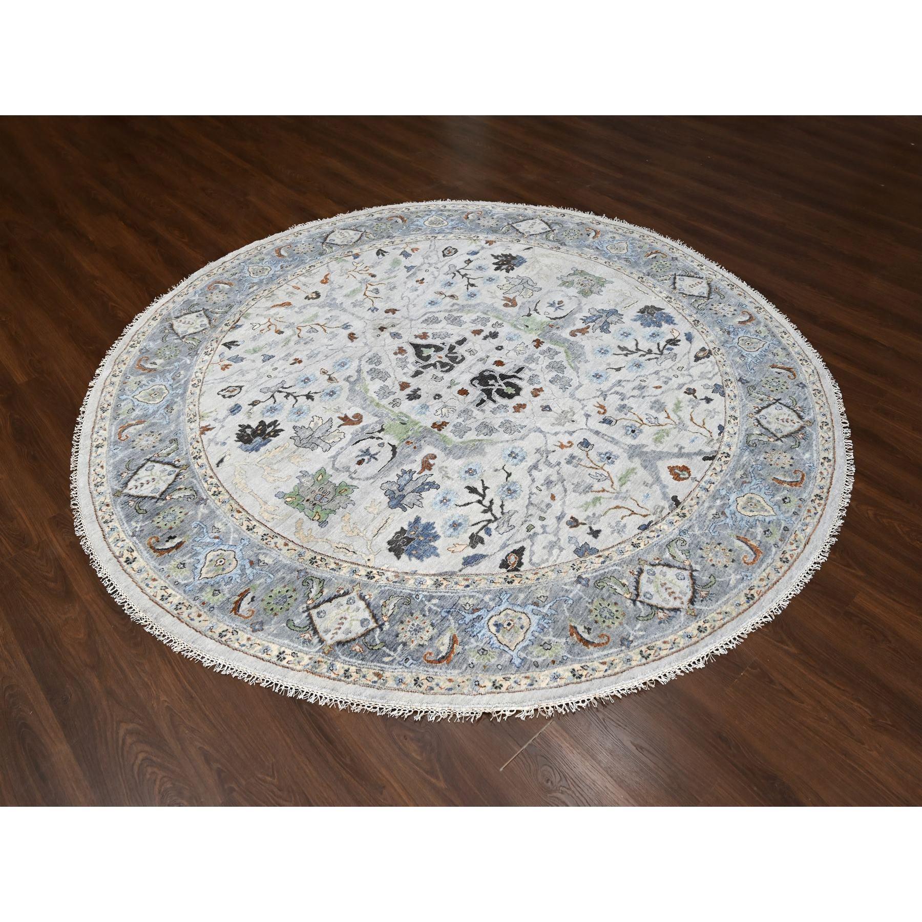 Ce fabuleux tapis noué à la main a été créé et conçu pour une résistance et une durabilité accrues. Ce tapis a été fabriqué à la main pendant des semaines selon la méthode traditionnelle qui est utilisée pour faire des
Taille exacte du tapis en