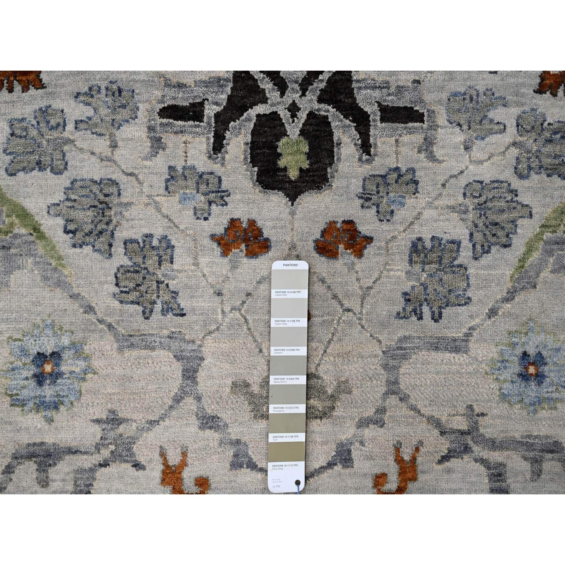 Noué à la main Tapis rond Oushak gris Whirlwind en laine nouée à la main à motif floral 9'10
