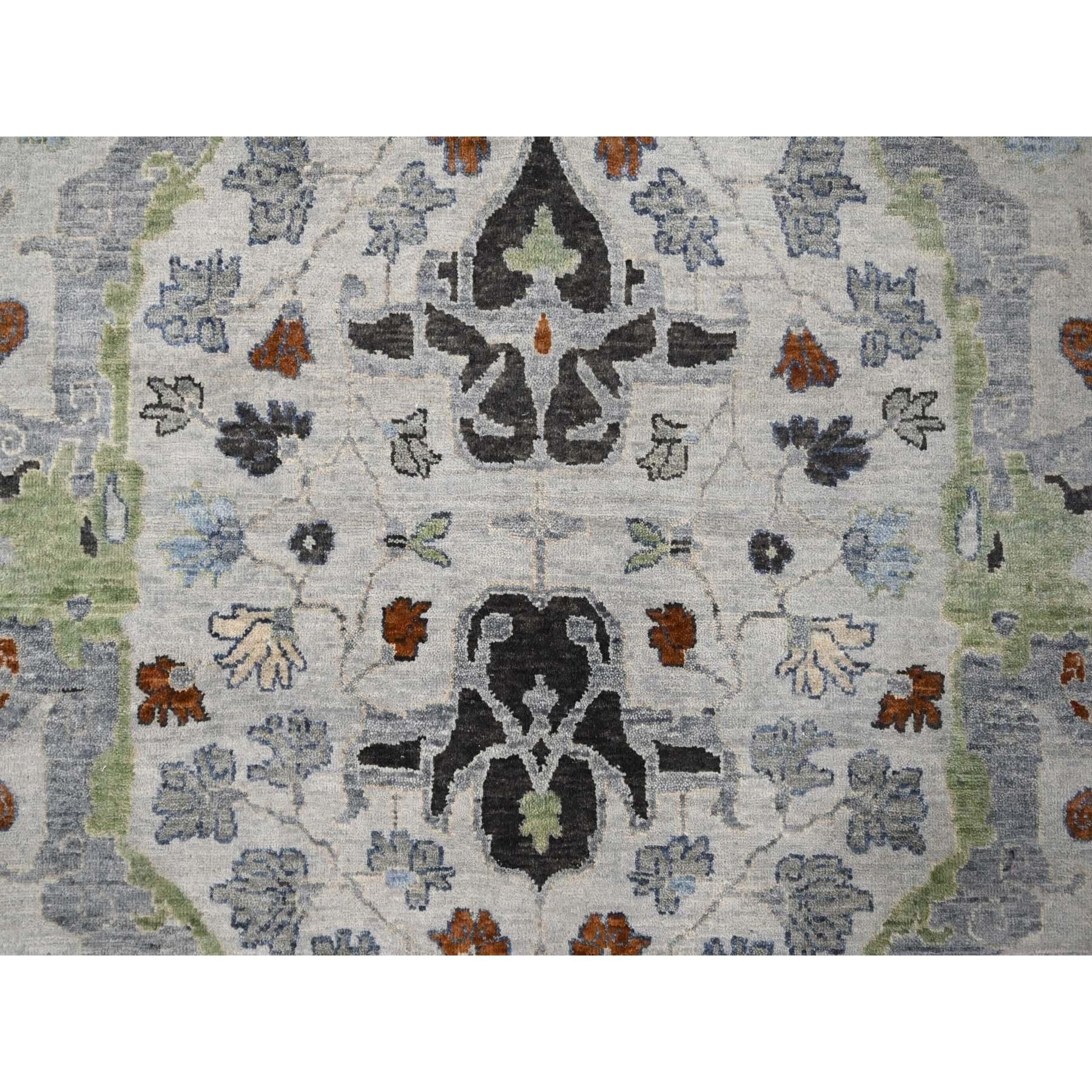 Tapis rond Oushak gris Whirlwind en laine nouée à la main à motif floral 9'10