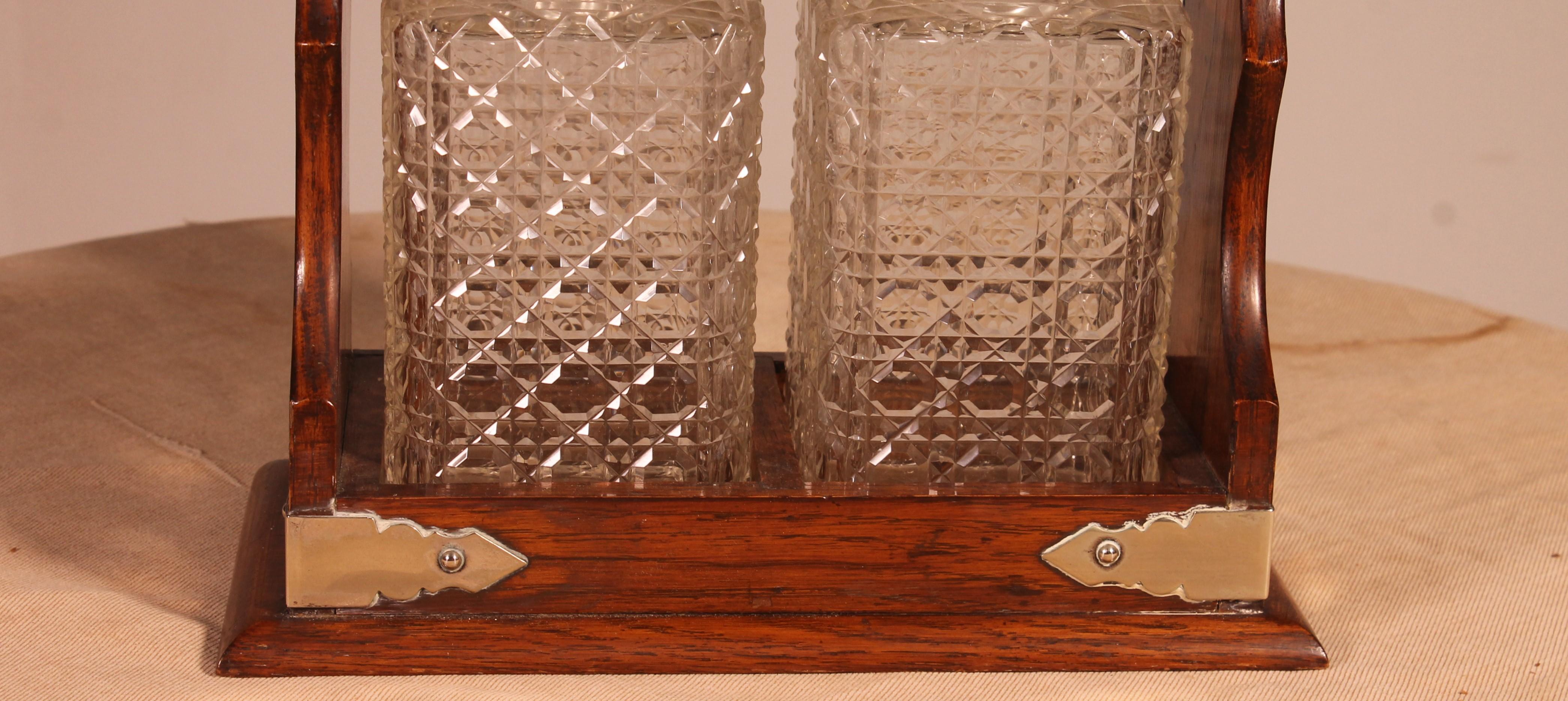 Whiskey-Keller aus dem 19. Jahrhundert, Tantalus genannt, bestehend aus zwei quadratischen Kristallflaschen mit ihren Verschlüssen

die Glaswaren sind in gutem Zustand, das Schloss funktioniert einwandfrei

Sehr dekoratives Objekt, das auch