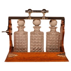 Whisk Cellar Tantalus aus dem 19. Jahrhundert mit drei Flaschen