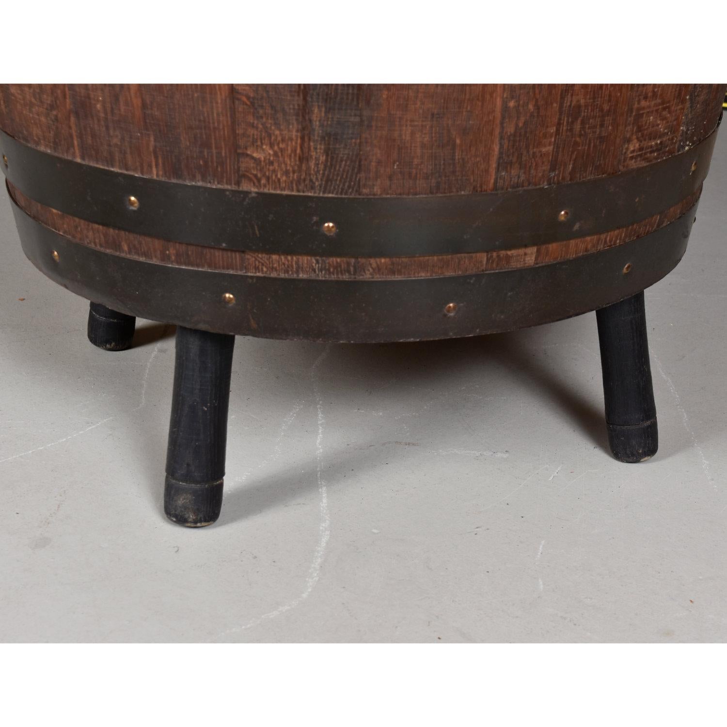 Whiskey Barrel Gaming-Tisch von Brothers Furniture (Kunstleder) im Angebot