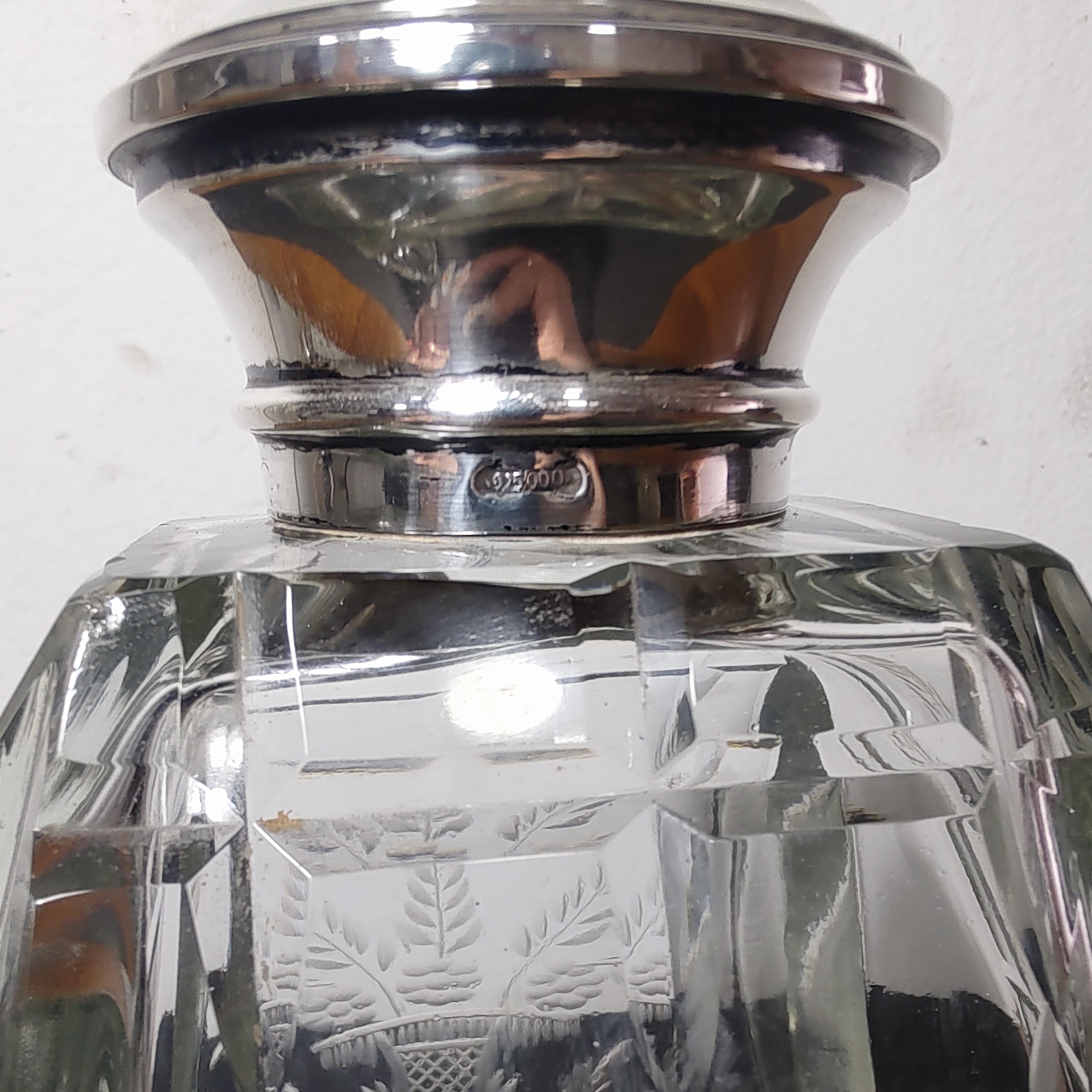 Decantador de whisky de cristal y plata
Preciosa botella de whisky tallada con cuello de plata 925